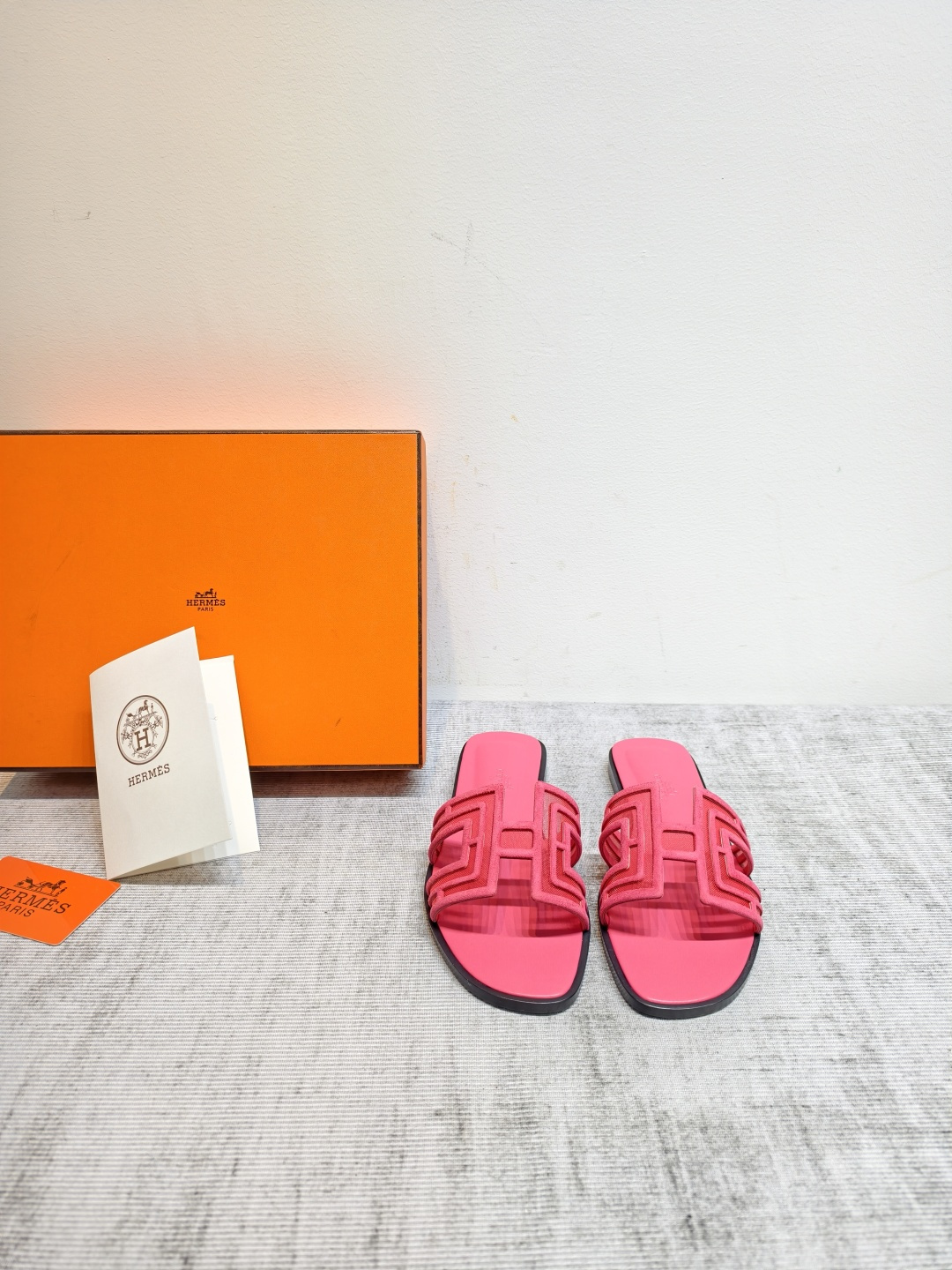 NO:905603,Top quality Hermes classic Oran sandals series 2026H latest version suede mesh classic H upper flat sandals breathable mesh thick heel sandals suede goatskin and mesh fabric sandals, classic 'H' shaped upper inspired by 'Arcane' jewelry. Create a fashionable look, a good companion for summer. Fashionable and versatile, paired with H upper, super comfortable  Every detail is done to the extreme. The design is simple and smooth, creating a fashionable and soft evening look. Customized sheepskin leather splicing mesh for the upper, sheepskin lining for the feet, Italian grade A genuine leather outsole for the sole, size 35-39 (34.40.41.42.43, custom-made, non-returnable). Price after sale, slippers, hermes, hermes, sandals, slippers, sheepskin, sheep, chamois leather, Leather soles19860909顶级品质 Hermes 爱马仕 经典款 Oran凉鞋系列 2026H家最新版面麂皮网眼网面经典H鞋面平底凉拖鞋透气网纱面粗跟凉拖鞋 麂皮山羊皮和网眼面料凉鞋,经典'H'型鞋面灵感源自'Arcane'珠宝.打造时尚造型,可谓夏日良伴. 时尚又百搭 搭配H鞋面 超级舒服 每个细节都做到极致.设计简约流畅,打造时尚柔美的晚装造型. 鞋面定制羊猄皮拼接网纱 内里垫脚羊皮 鞋底意大利A级真皮大底 码数35-39（34.40.41.42.43定做不退换） 跑量价,拖鞋,hermes,hermes,sandals,slippers,sheepskin,sheep,chamois leather,Leather soles,Women's Shoes