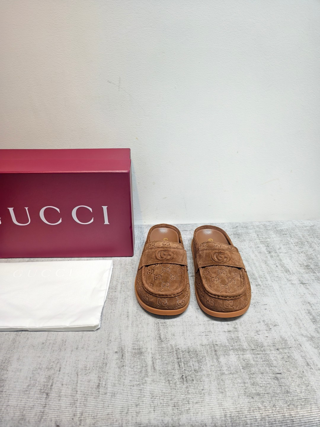 NO:905619,Top version 2026 new thick-soled GuCci interlocking embroidered large G horizontal strap mules, mini GG embossed toe-toe slippers, Birkenstock half-slip slippers, synchronized with the official website, a one-to-one copy of the original version, all material details of the highest version are consistent with YB, year-round production. The fabric is imported G G embossed suede deerskin, and the lining is water-dyed silk sheepskin. Size.  35-41 women 4041 customized (non-returnable) outsole.  Original molded GG letter rubber sole + 2cm water platform. Full set of original Ancora red packaging. Price. The new series focuses on the basic gallery shape and classic details. This slip-on shoe is crafted from the brand's uniquely identifiable G G suede material. The classic interlocking large G element and mini GG add to the brand identity. Half drag, gucci, slippers, sheepskin19860909顶级版本 2026新品厚底GuCci互扣式刺绣大G横带穆勒鞋 迷你GG压纹包头拖鞋勃肯半拖官网同步,原版一比一复制,最高版本所有材质细节均与YB一致 常年做货. 面料进口G G压花绒面鹿皮 内里水染丝绸羊皮里 尺码 ．35-41女4041定制不退换） 大底．原版模具GG字母橡胶底+ 2厘米水台 包装全套安可拉红色原版包装 价格 全新系列聚焦基础廊形与经典细节.这款便鞋选用品牌独具辨识度的G G绒面材质匠心制作,经典互扣式大G元素与迷你GG更添品牌标识内涵,半拖,gucci,slippers,sheepskin,Women's Shoes