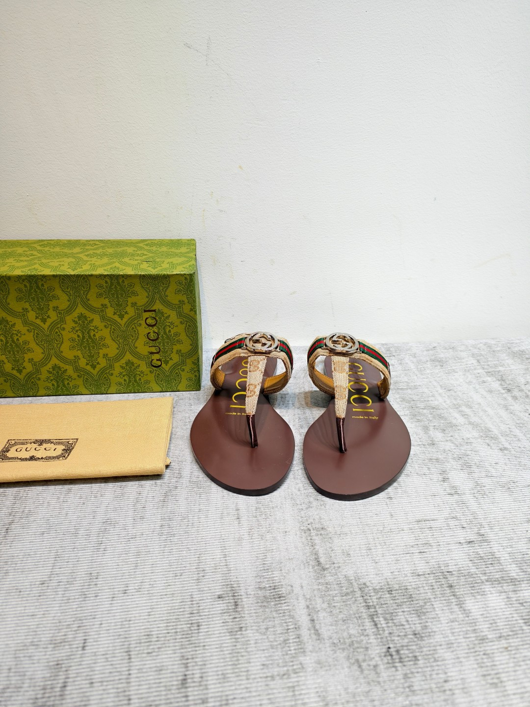 NO:905611,Top version GUCCI·Gucci 2056 summer new small round buckle thong sandals T-strap open toe sandals The double G logo is one of the symbols of the brand, derived from the initials of the brand founder Gucci. Since then, it has continued to appear in various forms and styles. The double G letter intertwined pattern injects the brand charm into these sandals - MATERIAL Material - upper double G cloth, lining sheepskin, foot pad sheepskin/same material  Outsole molded wear-resistant rubber sole (leather sole does not support return or exchange) flat bottom size #35～41 (404142 custom-made no return or exchange) price based on quantity, gucci, sandals, sheepskin19860909顶级版本 GUCCI·古奇2056夏季新品小圆扣夹趾凉鞋T字带露趾凉鞋 双G标识是品牌的象征之一,源自品牌创始人Gucci的姓名首字母,自此之后便以各种形式和风格不断出现.双G字母交织图案为这款凉鞋注入了品牌魅力  - MATERIAL 材质 - 鞋面双G布 内里羊皮 垫脚羊皮/同面料材质 大底开模耐磨橡胶鞋底（真皮底不支持退换） 平底 size#35～41（404142订做不退换） 跑量价,,gucci,sandals,sheepskin,Women's Shoes