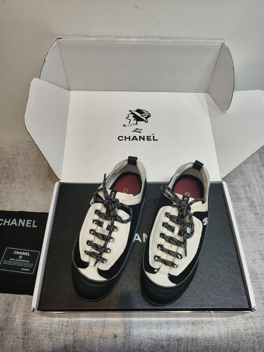 NO:905627,Hot model Xiong Chanel Chanel 26ss new sports shoes Dexun shoes baseball shoes [Love] 26A Centipede Selected Shoes - The hottest casual shoes I call this pair of casual shoes soft fufu 'lazy fat head fish'  The material is suede stitched with cowhide, and there is an embroidered fragrance logo on the side of the foot (whisper, it’s really low-key hahahaha). The polka-dot shoelaces are very nice, and the black and white colors echo ~ The color of the panda is my favorite. Whether it is black or white, it is worth buying as long as you meet it ~ It is indeed the best-selling model this season. The upper is suede/cowhide, the lining is sheepskin, the sole is original molded outsole, Size35-40  price,casual shoes/sports shoes,chanel,chanel,sneakers,cowhide,sheepskin,chamois leather19860909爆款 熊Chanel 香奈儿26ss新款运动鞋 德训鞋 棒球鞋 [爱心]26A蜈蚣精选鞋大全-最火热的休闲鞋篇 我称这一双休闲鞋为软软fufu“懒人胖头鱼” 材质是麂皮拼接牛皮,脚口侧边有一个刺绣的小香logo（小声说真的很低调hahahaha）波点鞋带挺好看的,黑白两个色呼应～ 熊猫的配色,深得我心,不管是黑色还是白色,只要遇见了都是可以值得入手的～属实是这一季最热销的款了 鞋面牛反绒/牛皮 内里绵羊皮 鞋底原版开模大底 Size35-40 价格,休闲鞋/运动鞋,chanel,chanel,sneakers,cowhide,sheepskin,chamois leather,Women's Shoes