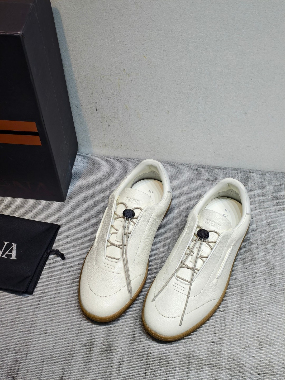 NO:926178,Zegna Zegna TS-SECONDSKIN Luxury business casual men's shoes This triple Stitch luxury casual shoe is made of imported deerskin, a sophisticated interpretation of casual footwear. The casual shoe is decorated with the iconic triple cross elastic detail, paying tribute to the hand-stitching process of the brand's tailoring jackets, cleverly connecting modern fashion shoes with Zegna's long tradition of exquisite craftsmanship. The lightweight rubber sole and Foliage color heel complement each other.  1. Material selection and cutting. All materials in our warehouse meet Zegna's high standards. Choosing the right material and the correct positioning of the cuts is key. Our craftsmen are experts in choosing the correct positioning of the cuts, which avoids natural defects in the leather. 2. Stitching, sewing approximately 90 parts together, a process that takes longer and also requires a high level of skill. 3. Ironing, this process helps eliminate bevel wrinkles that appear during the sewing operation.  4. Use two wax threads to sew the sole. One is the inner seam and the other is the outer seam, ensuring strength and durability. :39-47., casual shoes/sports shoes, zegna, sneakers, jackets & coats19860909牛货 Zegna杰尼亚 TS-SECONDSKIN 奢华商务休闲男鞋 这款 Triple Stitch 奢华休闲鞋选用进口鹿皮制成,以精致格调诠释休闲鞋履.这款休闲鞋饰有标志性三重交叉松紧细节,致敬品牌精裁夹克的手工缝制工艺,巧妙衔接现代时尚鞋型与杰尼亚悠久的精湛工艺传统.轻盈橡胶鞋底与 Foliage 色后跟相得益彰 一、选材和裁断,我们仓库中所有材料均符合Zegna的高标准,选择合适的材料和正确的裁段位置是关键,我们的工匠是选择正确裁段位置方面的专家,这可以避免皮面的自然缺陷. 二、缝合,将大约90个部件缝合在一起,这一过程需要花费更长时间,同时也要求高水平技能. 三、熨烫,这一过程帮助消除缝合操作过程中出现的斜面皱纹. 四、用两根蜡线缝制鞋底.一种是内缝,另一种是外缝,保证了强度和经久耐穿. :39-47.,休闲鞋/运动鞋,zegna,sneakers,jackets & coats,Women's Shoes