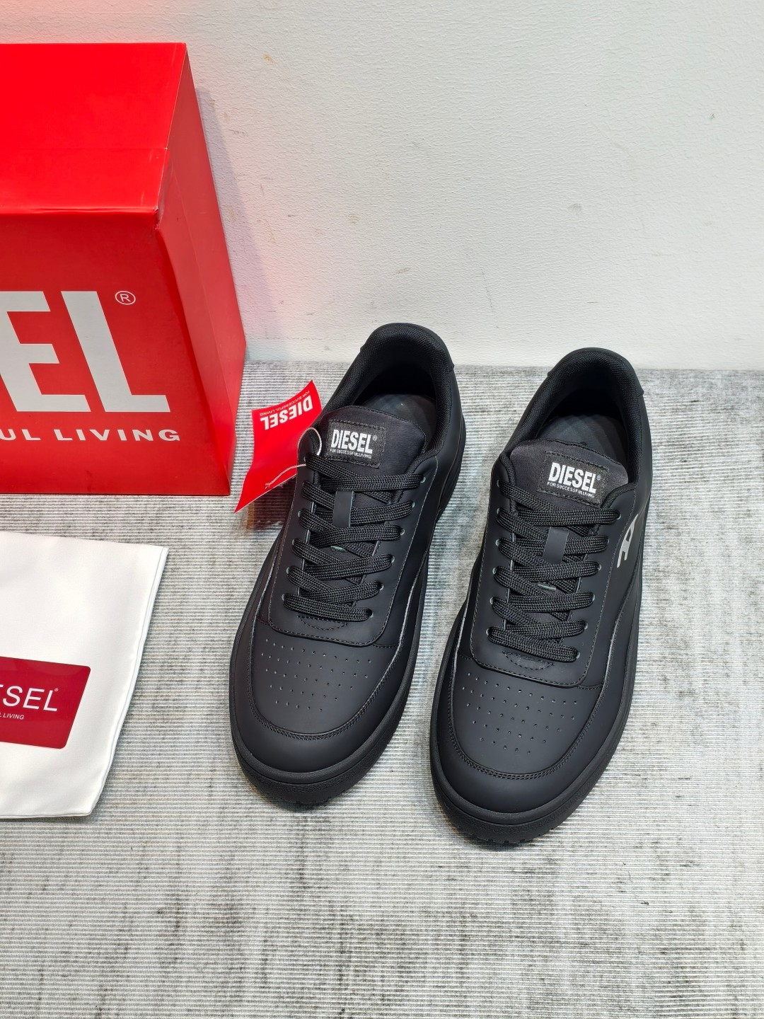 NO:925757,DIESEL Niche ~ 2026 vs Internet celebrity popular casual series in spring and summer... [Men's thick-soled casual shoes] Original purchase, development and production. DIESEL has a unique American retro style, with a solid leather shoe body and a versatile appearance with a retro atmosphere, paired with the brand's classic logo. It has been loved by many fashion celebrities. DIESEL is more often worn in private wear, neat and stylish... Fabric Original custom cowhide/color-blocking process  Original custom breathable mesh inside, original custom injection molding for feet, original open mold TPU molding outsole, original full set of packaging, code number 39-45 (45.46 customized, non-refundable) Color: official website updated simultaneously, casual shoes/sports shoes, sneakers, cowhide19860909DIESEL迪赛小众～2026vs春夏网红爆款休闲系列…【男款厚底休闲鞋】  原版购入开发 做货 DIESEL迪赛,富有独特美式复古风格,以扎实的皮革鞋身与复古氛围的百搭外型,配搭品牌经典的标志,获得许多时尚名人的喜爱,DIESEL迪赛,更经常于私下穿搭中穿戴鞋款,俐落有型… 面料原版定制牛皮/拼色工艺 内里原版定制透气网 垫脚原版定制注塑成型 大底原版开模TPU成型底 包装原版全套包装 码数39-45（45.46 定制不退换） 颜色:官网同步更新,休闲鞋/运动鞋,sneakers,cowhide,Women's Shoes