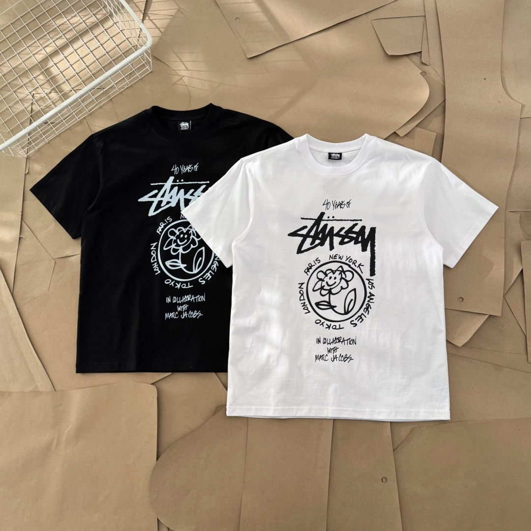 P53 款号HN740 Stussy斯图西x Marc Jacobs 40周年联名款 经典巡游向日葵印花短袖T恤 | 010 -标准版型 -男女同款 -纯棉260g双纱纯棉面料 透气性 舒适性 功能性全部都做到了极致！ -前后的印花图案都…