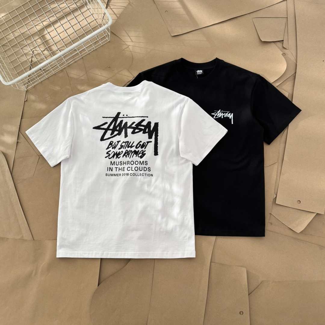 P53 Modelo HN796 Camiseta de manga corta Stussy con logo y letras en la espalda | 039 - Corte estándar - Unisex - Algod…