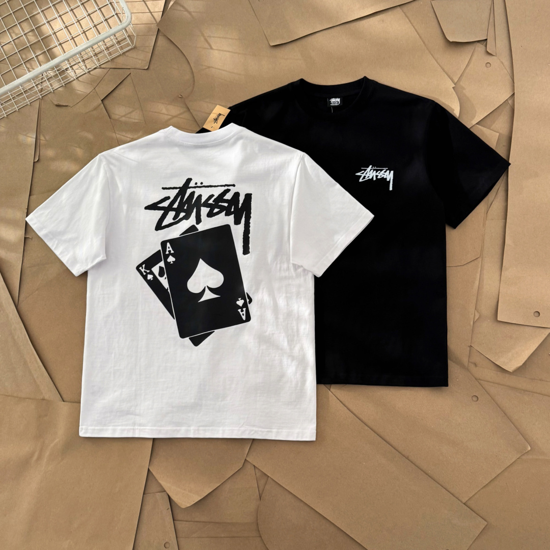 P53 Modelo HN7120 Camiseta de manga corta Stussy con estampado de naipes | 091 - Corte estándar - Unisex - Algodón puro…