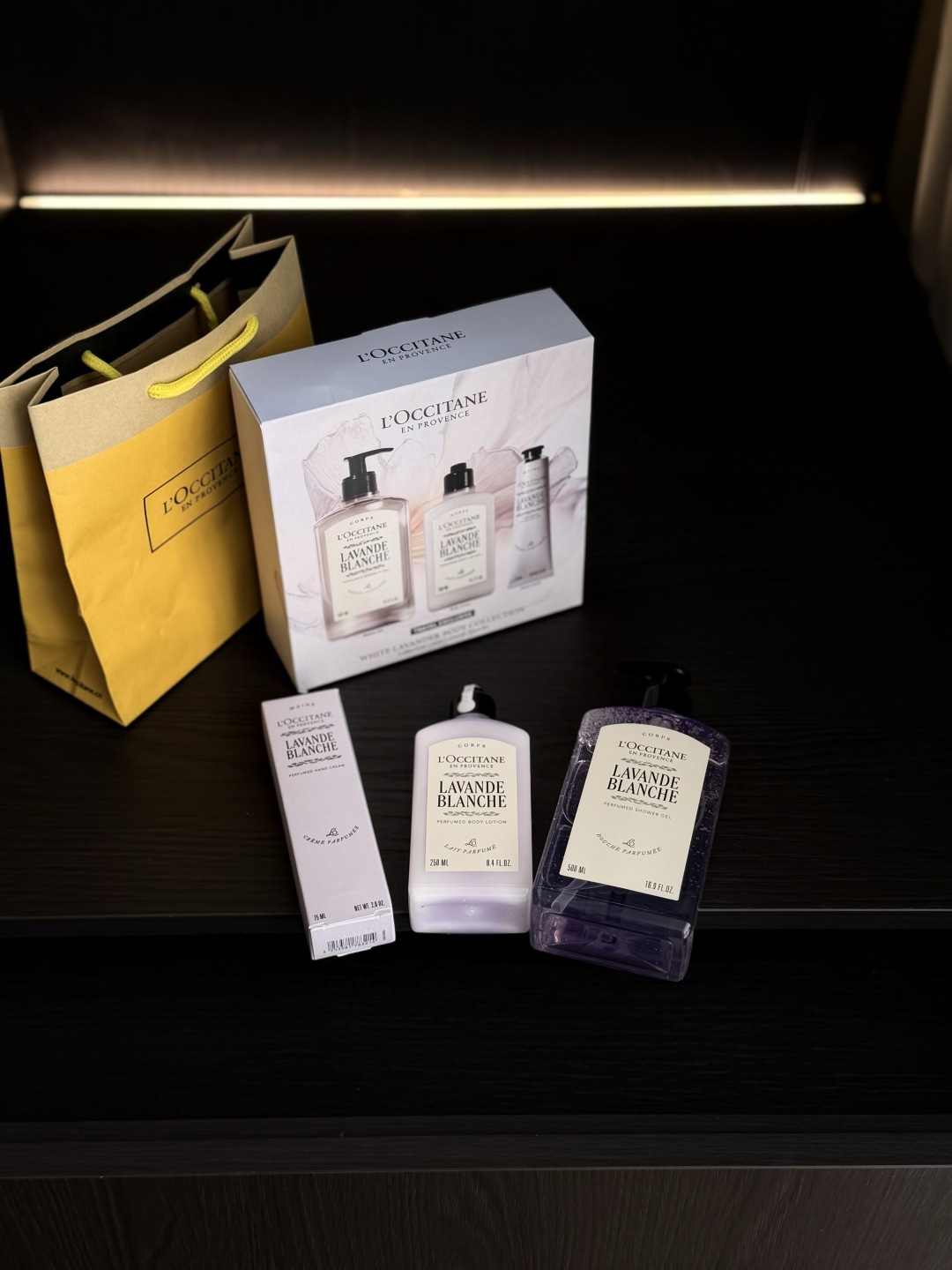 NO:939123,Lavender lovers can’t stand it any longer. The three-piece set looks so good and the smell is amazing!  !  It's not the traditional rich lavender smell. L'Occitane uses its own rare white lavender and white flowers. It has a very high-end, soft and gentle floral scent!  I was amazed the first time I smelled it!  Like it!  !  , toiletries trendy department store19860909薰衣草控忍不了一点了 三件套颜值就好高啊 味道更是封神了！！ 不是那种传统浓郁薰衣草的味道 欧舒丹用的是自家培育的珍稀白色薰衣草和白花 很高级又柔和温柔的花香味道！ 第一次闻就惊艳到了啊！喜欢喜欢！！,洗护用品潮品百货,accessory