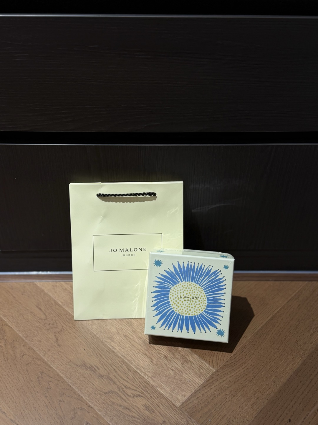 NO:939014,Anyone who knows about Jo Malone’s limited editions knows that once this popular model is out of stock, the price will either be increased or it won’t be available again. Now I have a small amount of stock in hand. Whether you keep it for yourself or give it as a gift, you can really grab it when it is available. Don’t wait for the whole network to be out of stock before looking for it. Perfume Trendy Department Store19860909懂祖玛珑限定的都明白 这种爆火款一旦断货 后续要么加价 要么直接等不到返场 现在手上少量现货 不管自留或者送礼 遇到有货真的可以把握住 不要等全网缺货再来找喔,香水潮品百货,accessory