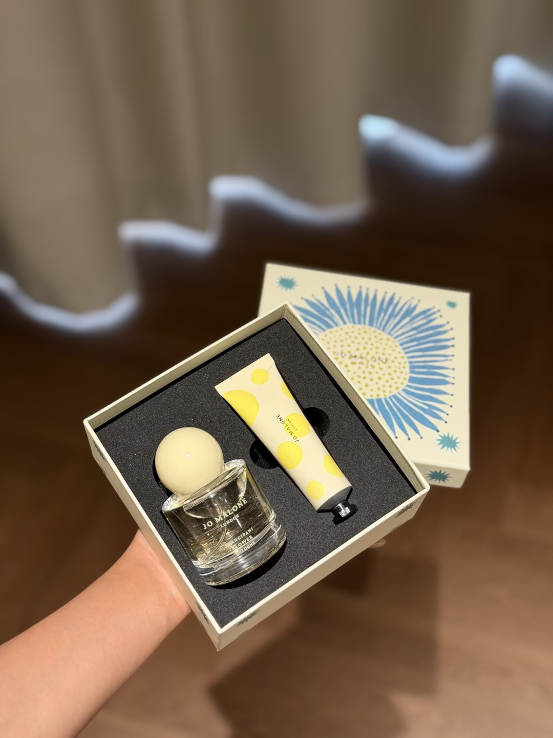 NO:938968,I really think I can stock up more this time because it smells so good that it is out of print. The rare and limited yellow polka dot combination is eye-catching and eye-catching, making people fall in love with the fragrance in a second!  Absolutely no conflicting styles, perfume and trendy department store19860909真心觉得这一次能多囤多囤点 因为太好闻了就是绝版 稀缺限定黄波点组合 吸睛又特别抢眼,让人一秒沦陷香调！ 绝对不会撞款,香水潮品百货,accessory