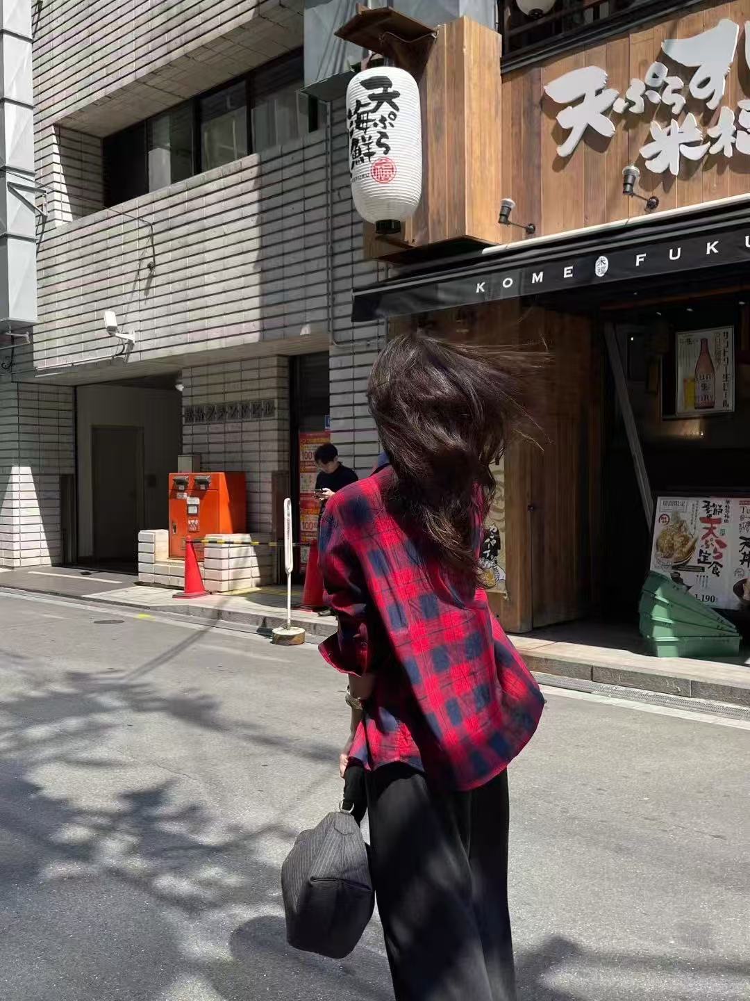 Title: “High-Quality Women’s Clothes: Ethos of Classic Red Blues and Loose-Fit Style for Effortless Chic” - 图片 6