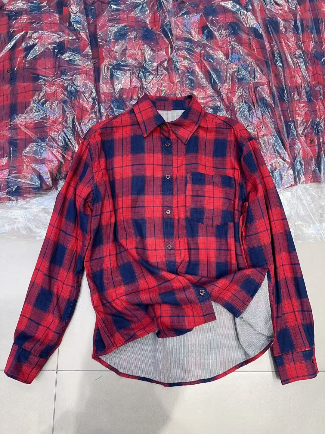 Title: “High-Quality Women’s Clothes: Ethos of Classic Red Blues and Loose-Fit Style for Effortless Chic” - 图片 4