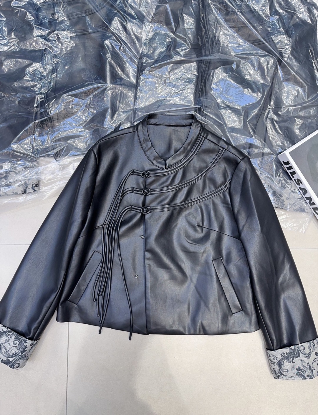 “High-End Women’s Suit with Tang Windmill Buttons: A Fusion of Tradition and Modern Style” - 图片 3