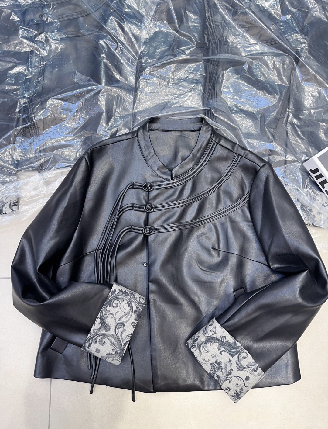 “High-End Women’s Suit with Tang Windmill Buttons: A Fusion of Tradition and Modern Style” - 图片 2