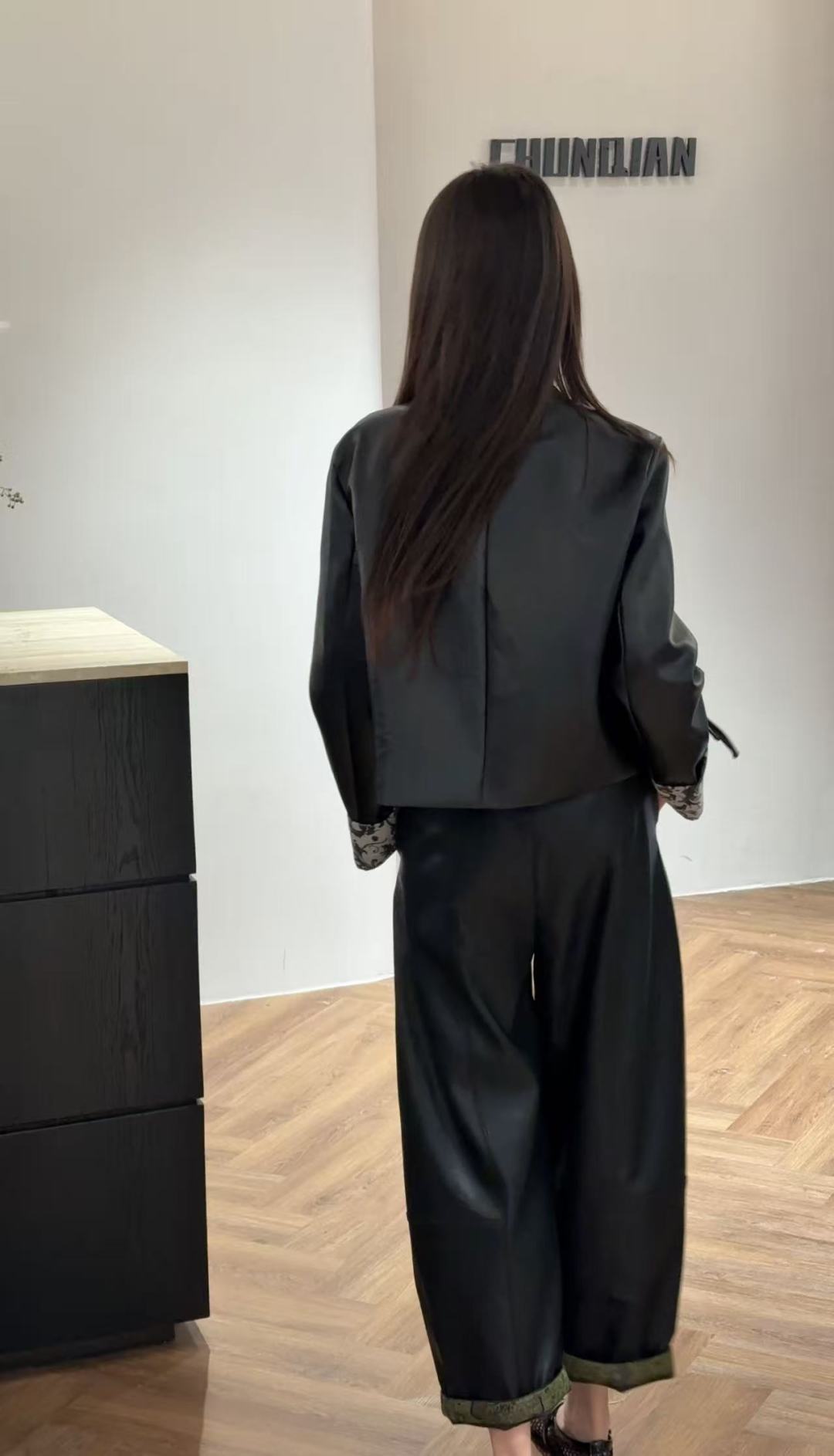 “High-End Women’s Suit with Tang Windmill Buttons: A Fusion of Tradition and Modern Style” - 图片 9