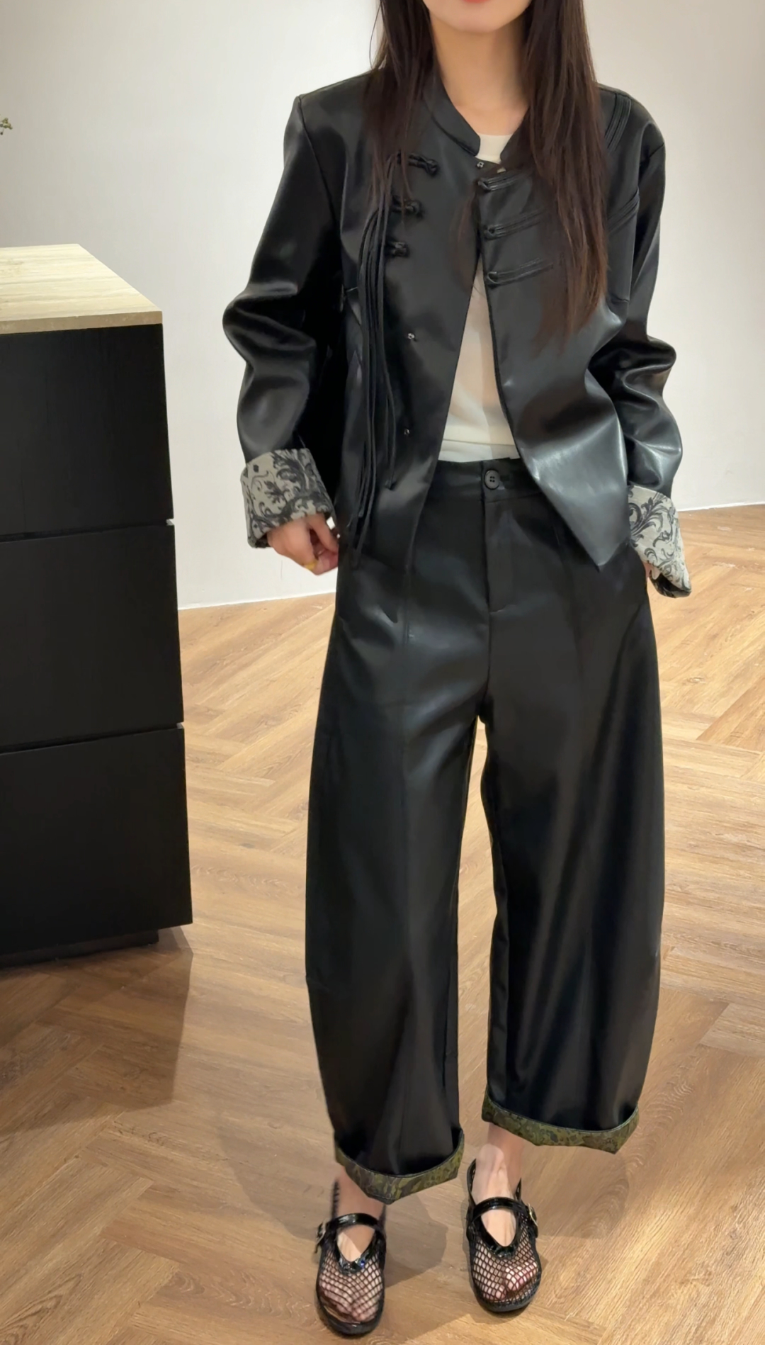 “High-End Women’s Suit with Tang Windmill Buttons: A Fusion of Tradition and Modern Style” - 图片 7