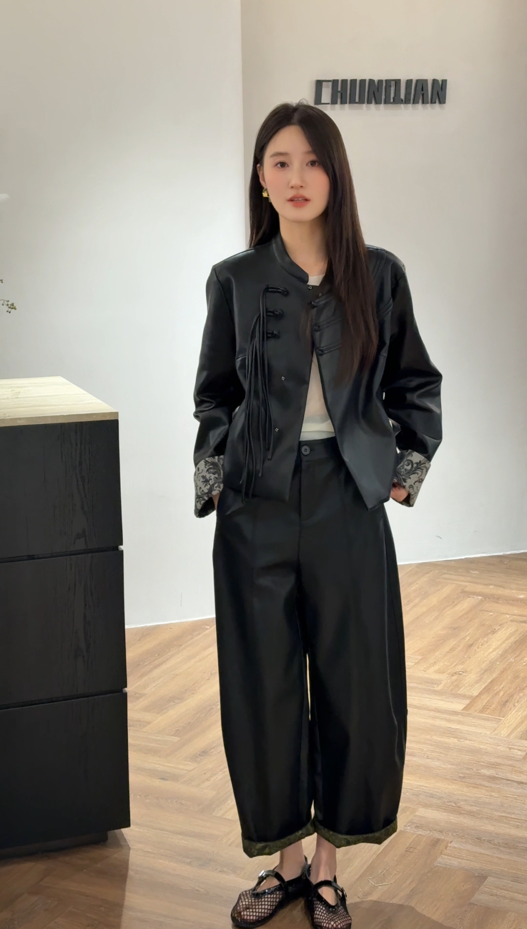 “High-End Women’s Suit with Tang Windmill Buttons: A Fusion of Tradition and Modern Style” - 图片 8