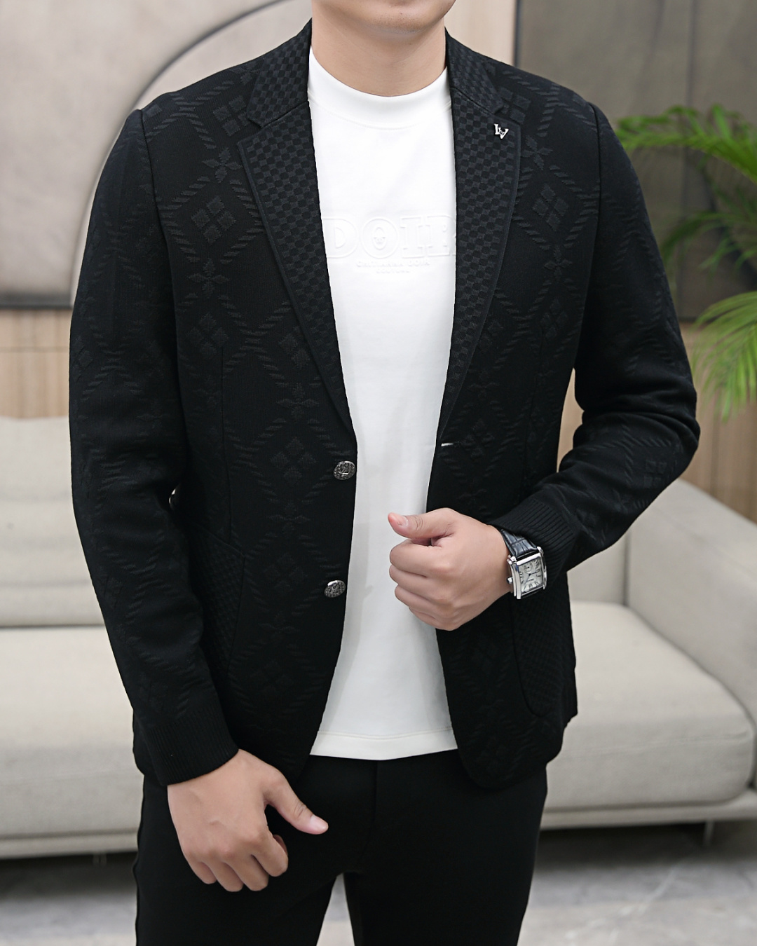 NO:734780,LV/25SS autumn and winter two-piece suit, exquisite embellishment, extremely exquisite workmanship, fine and well-proportioned wiring, no excess threads, fully hemmed inside, customized imported nylon fiber blended fabric, slim and stylish high-quality fashion, the best product for various occasions, whether it is business or leisure time!  Size M-XXXL (please state your height and weight when placing an order),,louis vuitton,business suit,19860909LV/25SS秋冬两粒西装西服,精致点缀,做工极其精湛,走线细密匀称,无多余线头,内里全包边,定制进口锦纶纤维混纺面料,修身有型的高品质时装,无论是商务还是休闲时候都能胜任各种场合的最佳强货！ 码数M-XXXL（下单请报身高体重）,,louis vuitton,business suit,,Men's clothing