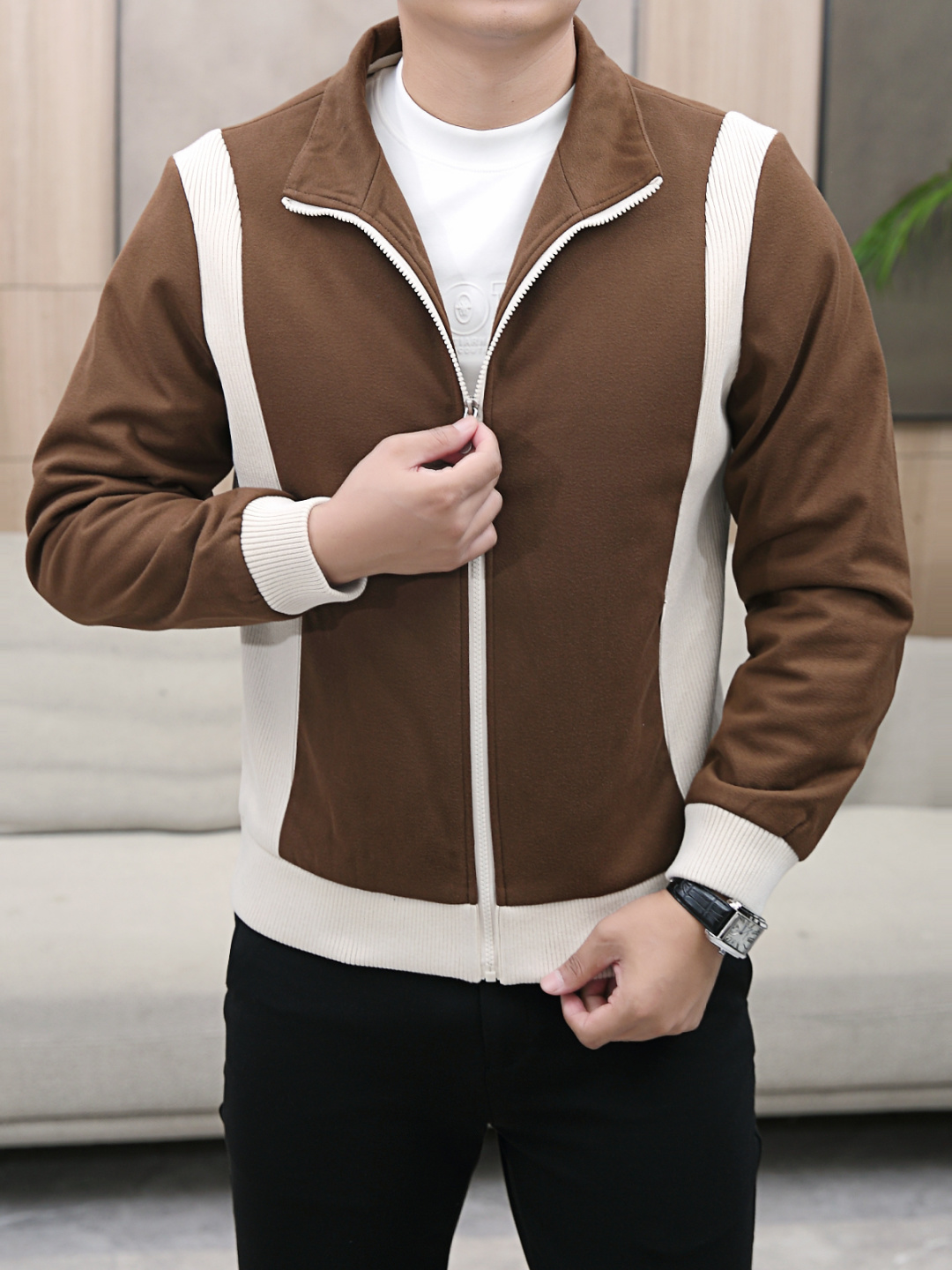 NO:734776,BC- Brunette Cucineli's new knitted jacket is rarely available through trading company channels and is available on the official website at the same time!  A series of couples is online, the fabric is breathable and has a certain sense of self-importance, and the original imported top-quality knitted wool fabric is customized!  It is breathable, skin-friendly and comfortable to wear next to the body. The colors are beautiful, eye-catching and fashionable. The unique patterns will definitely make you stand out in the crowd!  The upper body effect is age-reducing and versatile, making it easy to wear in daily casual wear, and can be easily worn by both men and women!  Size M-3XL Color black 48 length 65 shoulder width 45 sleeve length 60 bust 108 50 length 66 shoulder width 46 sleeve length 61 bust 112 52 length 67 shoulder width 47 sleeve length 62 bust 116 54 length 68 shoulder width 48 sleeve length 63 bust 120 56 length 69 shoulder width 49 sleeve length 64 bust 124,, brunello  cucinelli,jackets & coats,jackets & coats,19860909BC- Brunette Cucineli 新款针织夹克外套,贸易公司渠道稀出,同步官网发售！系列情侣上线,面料透气有一定的自重感,定制原版进口顶级针织羊毛面料！贴身穿着透气亲肤舒适,色彩靓丽、吸睛时髦度爆棚,与众不同的图案绝对可以让你在人群中出彩万分！上身效果减龄又百搭,轻松Get起日常休闲穿搭,男女皆可轻松驾驭！尺码M-3XL 颜色黑色 48衣长65 肩宽45袖长60胸围108 50衣长66肩宽46袖长61胸围112 52衣长67肩宽47袖长62胸围116 54衣长68肩宽48袖长63胸围120 56衣长69肩宽49袖长64胸围124,,brunello cucinelli,jackets & coats,jackets & coats,,Men's clothing