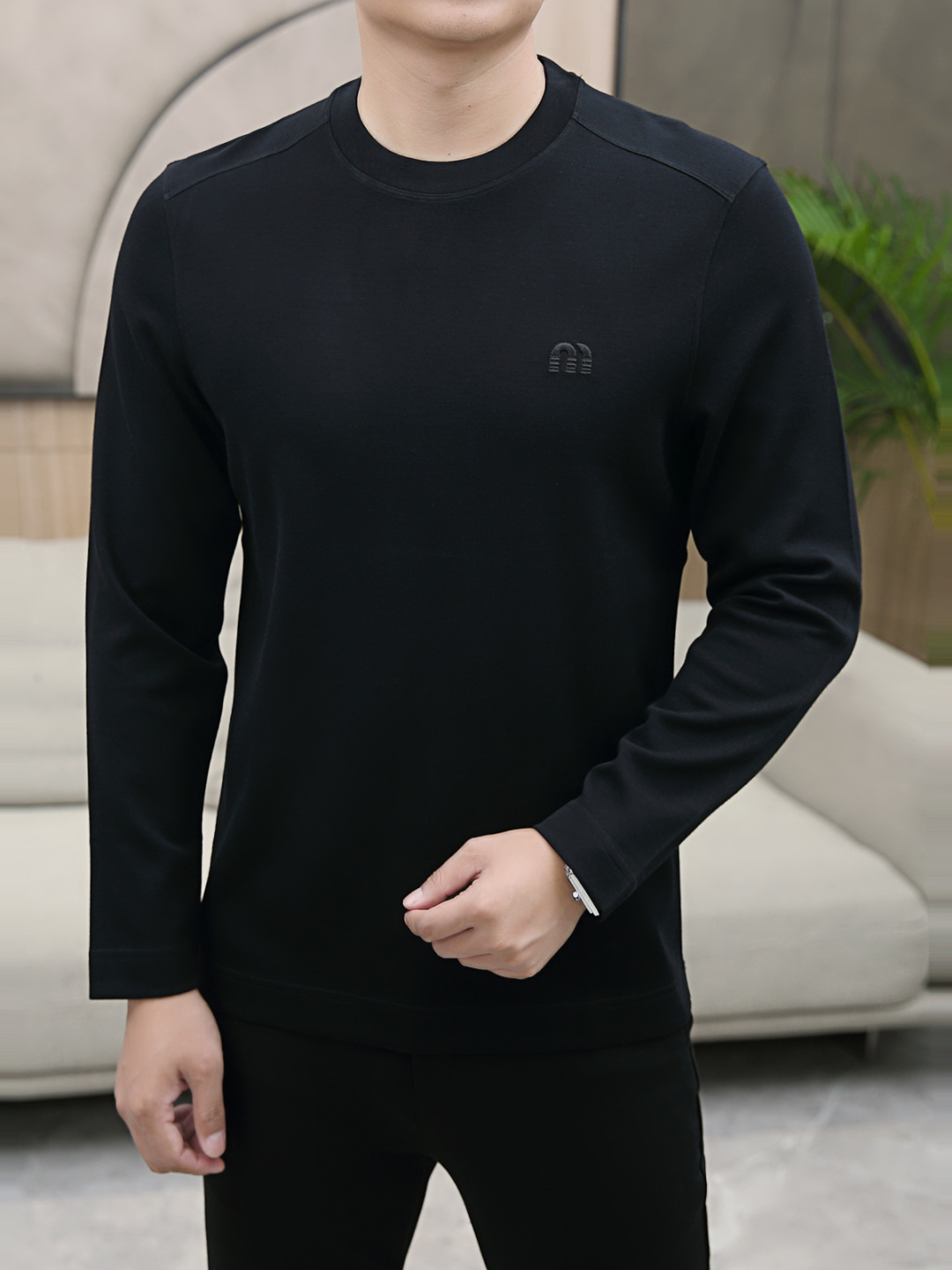 NO:734772,Miu Miu's latest long-sleeved round neck wool T-shirt in the early autumn new debut counter, high-end custom design, avant-garde and fashionable!  Brand logo craft design. High-end customized long-staple cotton fabric. Soft to the touch. Comfortable to wear. Exquisite stitching at the counter level. Fine workmanship. The upper body effect is incomparably handsome!  A must-have item for a stylish man!  Size M-3XL,,miumiu,tees,t-shirt,19860909Miu Miu 早秋新款首发专柜最新款长袖圆领羊毛T恤 高端订制 设计前卫时尚！品牌logo工艺设计 高端定制长绒棉面料.手感柔软.穿着舒适.专柜级别精致车线.做工精细.上身效果无敌帅气！型男必备单品！ 码数M-3XL,,miumiu,tees，t-shirt,,Men's clothing