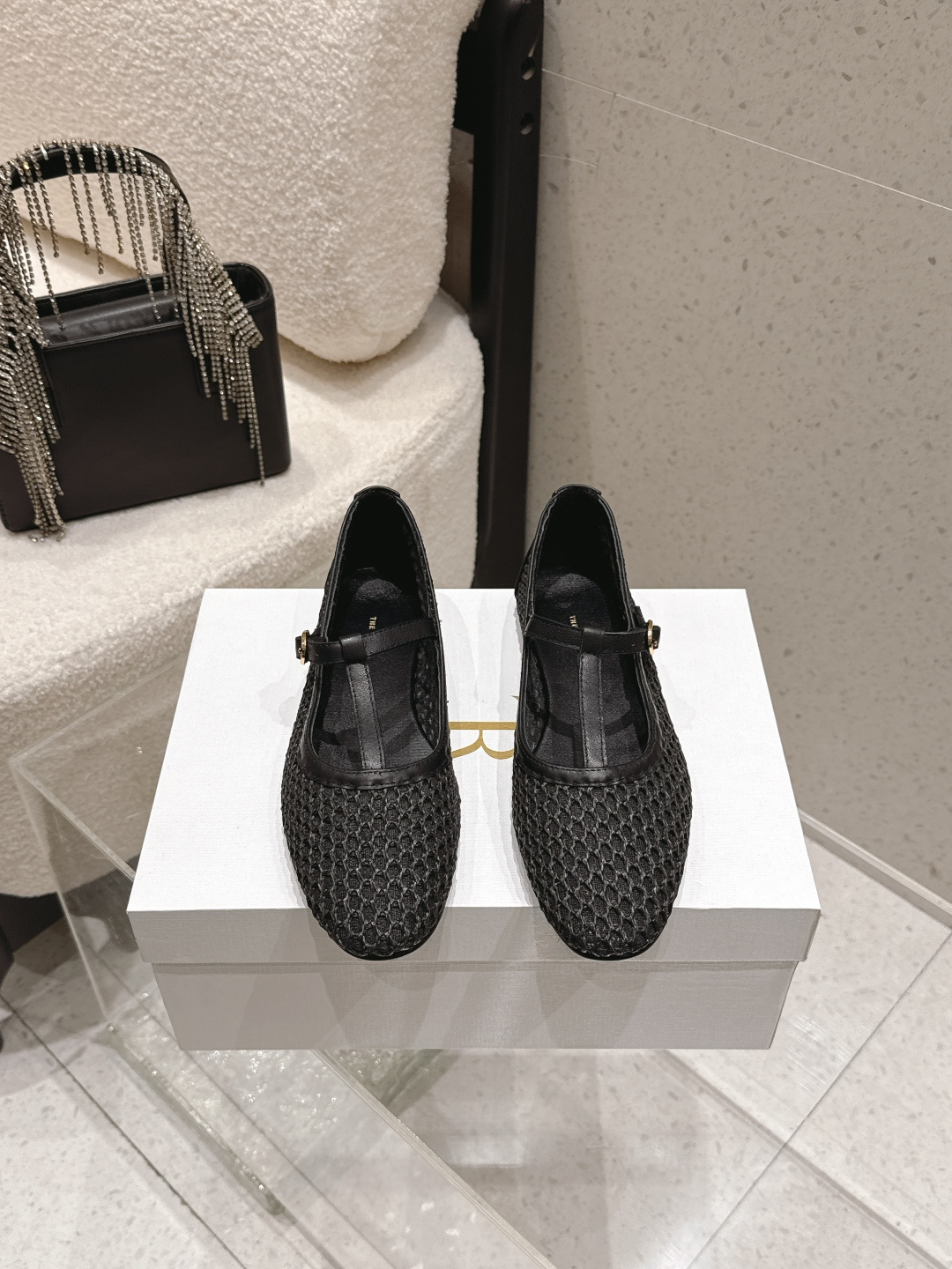 NO:786311,The high version of THEROW TR, simple and fashionable round-toe flat-soled comfortable genuine leather ballet granny Mary Jane shoes, is really amazing on the feet. Fried chicken modifies the shape of the legs and instantly lengthens the proportions of the legs. It goes well with suits, skirts and trousers. The most important thing is that it is super comfortable!  Fabric Sheepskin Mesh Sole Original molded rubber sole Size 35-39 (customized at 40.41), ballet shoes, mary jane, skirts, business suit, sheepskin19860909高版本 THEROW TR简约时尚圆头平底舒适真皮芭蕾舞奶奶鞋玛丽珍上脚真的绝了 炒鸡修饰腿型瞬间拉长腿部比例搭配西装裙子裤子都很好最重要的是超级舒服！ 面料羊皮网布 鞋底原版开模橡胶鞋底 尺码35-39（40.41定制）,芭蕾舞鞋,mary jane,skirts,business suit,sheepskin,Women's Shoes