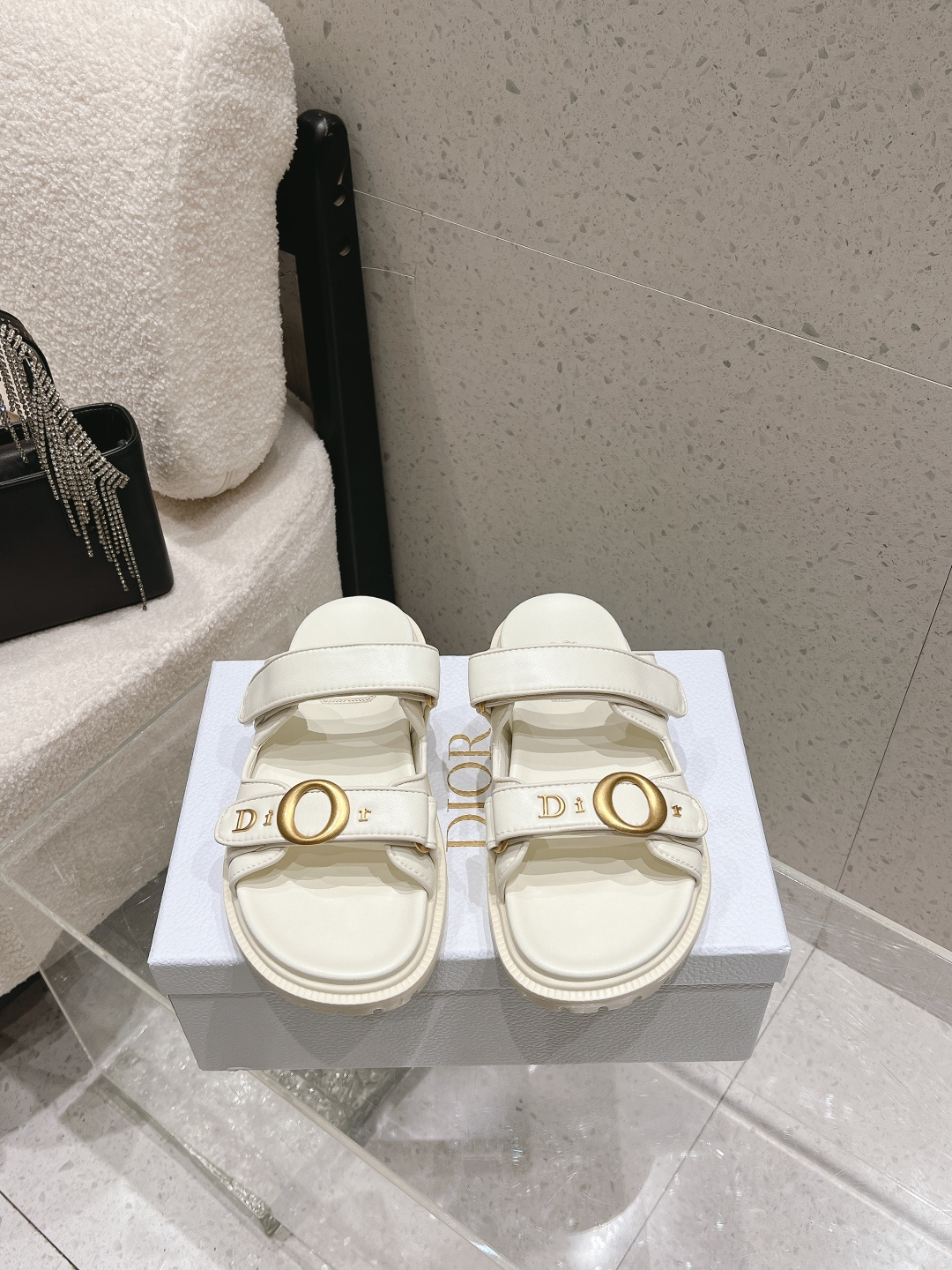 NO:869127,Dior's new sandals and slippers for early spring. The sandals you want at first glance are simple and elegant, low-key luxury!  It is very high-end with the eye-catching Christian Dior logo buckle. It is comfortable, good-looking and easy to wear in spring, summer, autumn and winter. The fabric is original custom embroidered cowhide. The lining is embroidered cowhide. Size 35-41 (40.41 non-refundable), sandals, dior, dior, sandals, slippers, cowhide19860909迪奥Dior 早春新款凉鞋拖鞋 一眼就想要的凉鞋简单大方'低调奢华！ 配上醒目的克里斯汀·迪奥标志扣非常高级 穿着舒适好看而且好搭配春夏秋冬都以穿 面料原版定制刺绣面料牛皮 内里刺绣牛皮 码数35-41(40.41不退不换),凉鞋,dior,dior,sandals,slippers,cowhide,Women's Shoes