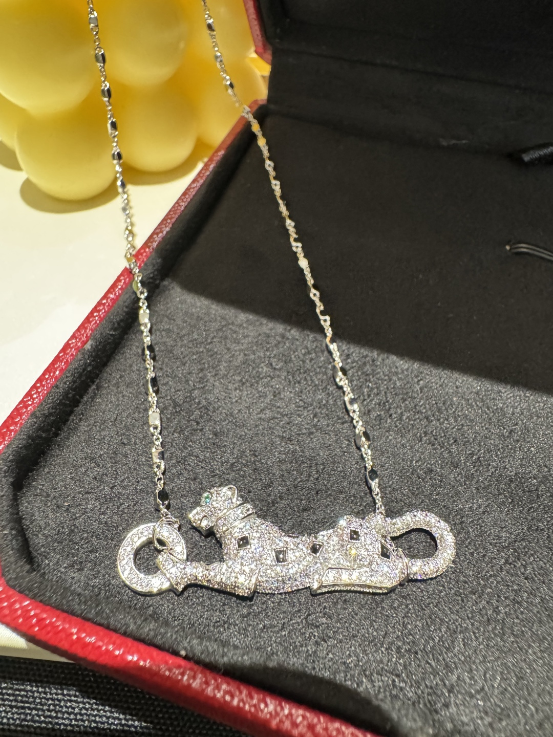 NO:714509,The Cheetah series perfectly interprets the style of modern women. It is simple and high-end, but full of power. The leopard has a high-end texture and is full of modernity. It is invincible and versatile, and its upper body is instantly different [wow]. It has an elegant figure and a noble appearance. It can be lazy and charming, or it can be fierce and dangerous. The more unruly and unpredictable it is, the more charming it is and exudes fatal temptation. Cardia high-end jewelry19860909猎豹系列完美诠释现代女性的风格 简单、高级,却有满满的ower 奶凶奶凶的豹子,质感高级,充满现代感,无敌百搭,上身瞬间不一样[哇] 它身姿优雅,外表高贵,可以慵懒迷人,也可以凶猛危险,越是桀骜不驯、让人无法琢磨,越是魅力四射、散发致命诱惑,,卡迪亚高端饰品,Jewelry