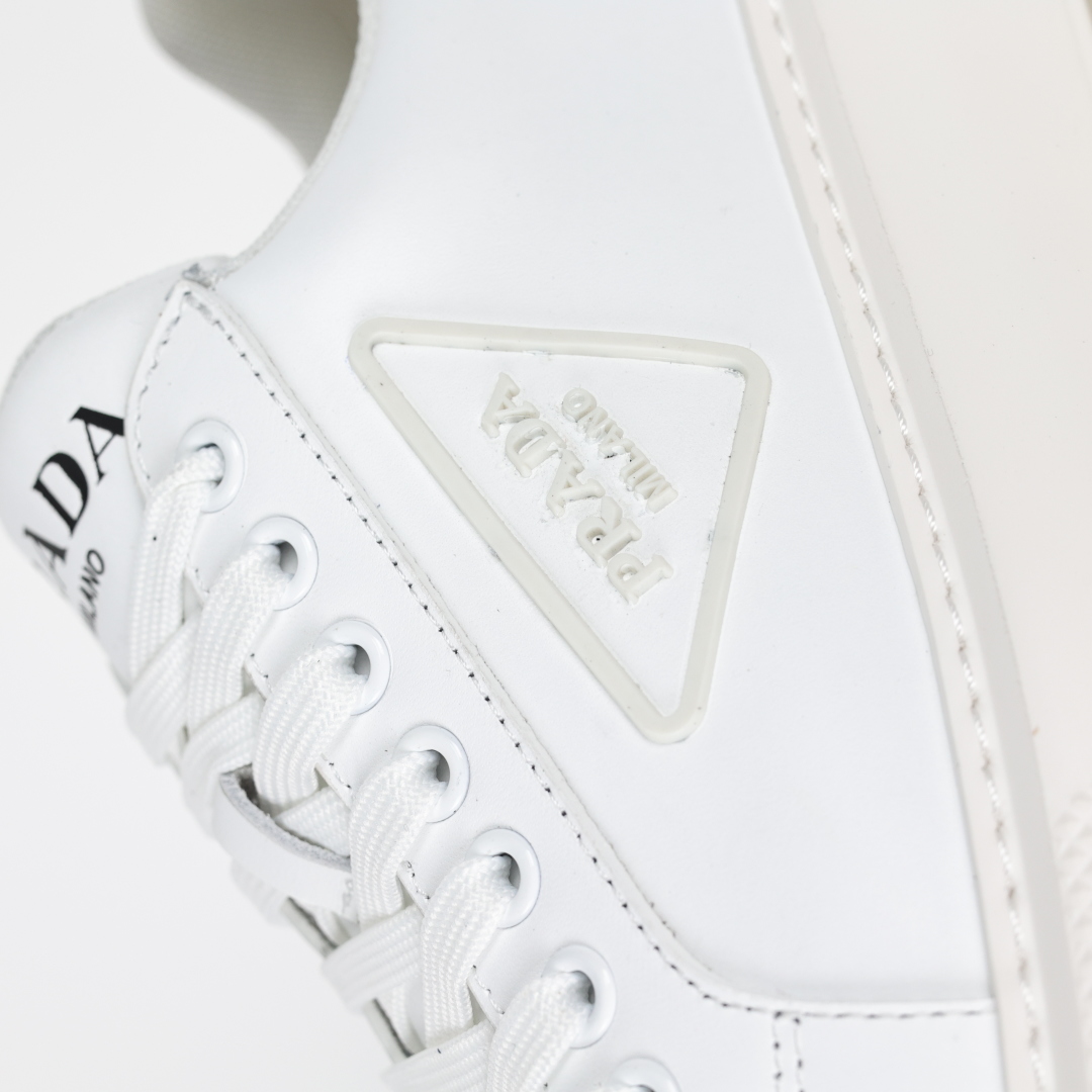 PRADA 普拉达春夏系列 专柜新款厚底松糕运动鞋系列外形是廓形设计
