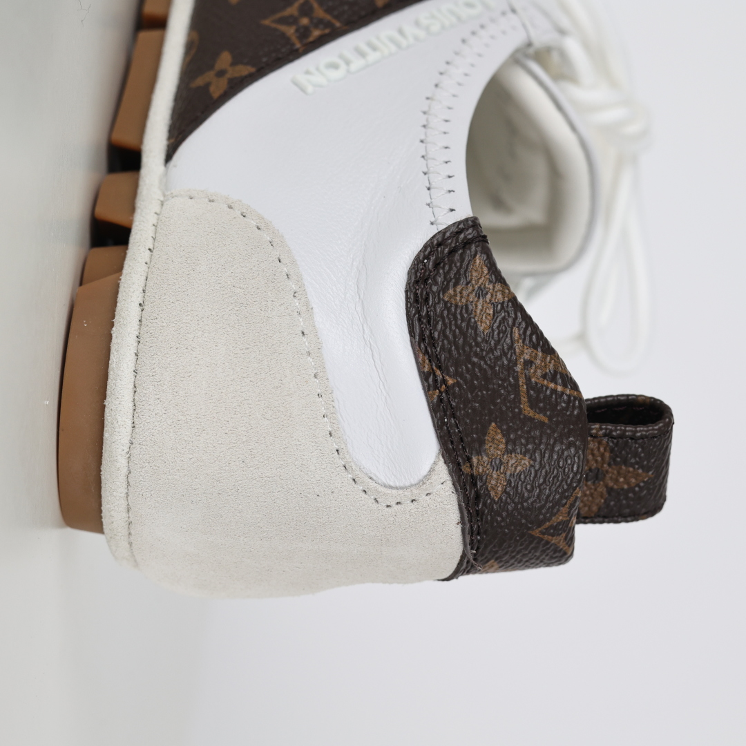 LV SNEAKERWA 芭蕾运动鞋 革勾勒绒面牛皮革饰边