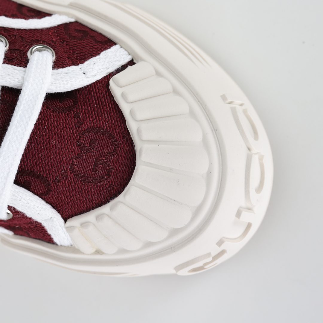 
Gucci 古驰 厚底布鞋 引领新风尚5cm隐形增高术
悄悄拉长腿部线条，矮个子救星/小个子神器
软弹
