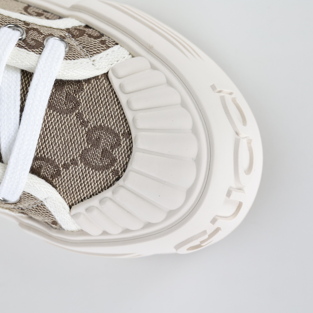 
Gucci 古驰 厚底布鞋 引领新风尚5cm隐形增高术
悄悄拉长腿部线条，矮个子救星/小个子神器
软弹
