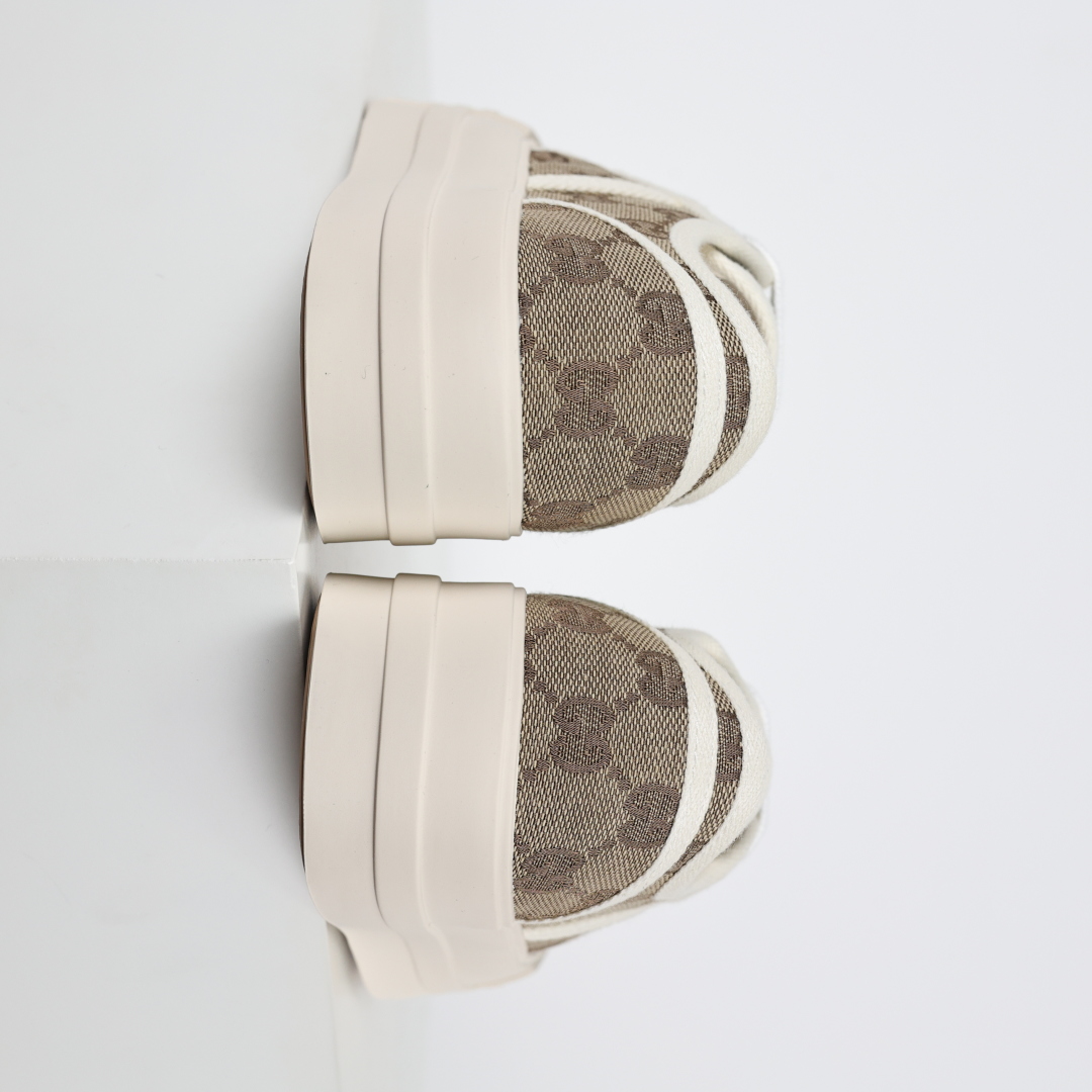 
Gucci 古驰 厚底布鞋 引领新风尚5cm隐形增高术
悄悄拉长腿部线条，矮个子救星/小个子神器
软弹