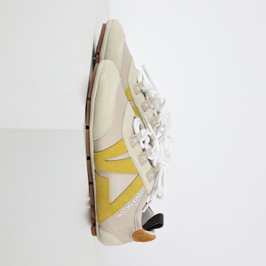 
LV SNEAKERWA 芭蕾运动鞋 革勾勒绒面牛皮革饰边，再以mono grammar  帆布抒写侧
