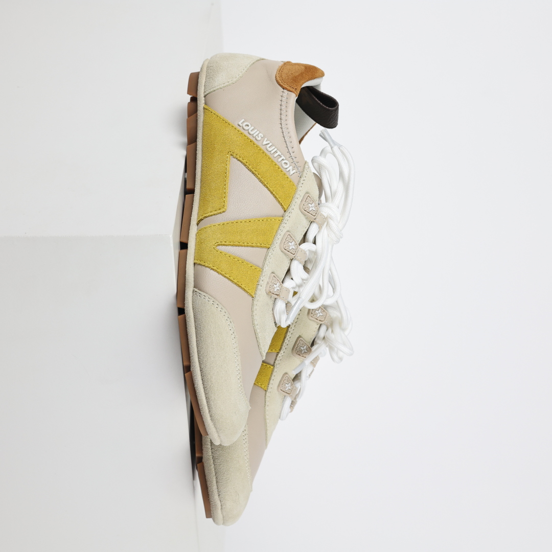 
LV SNEAKERWA 芭蕾运动鞋 革勾勒绒面牛皮革饰边，再以mono grammar  帆布抒写侧