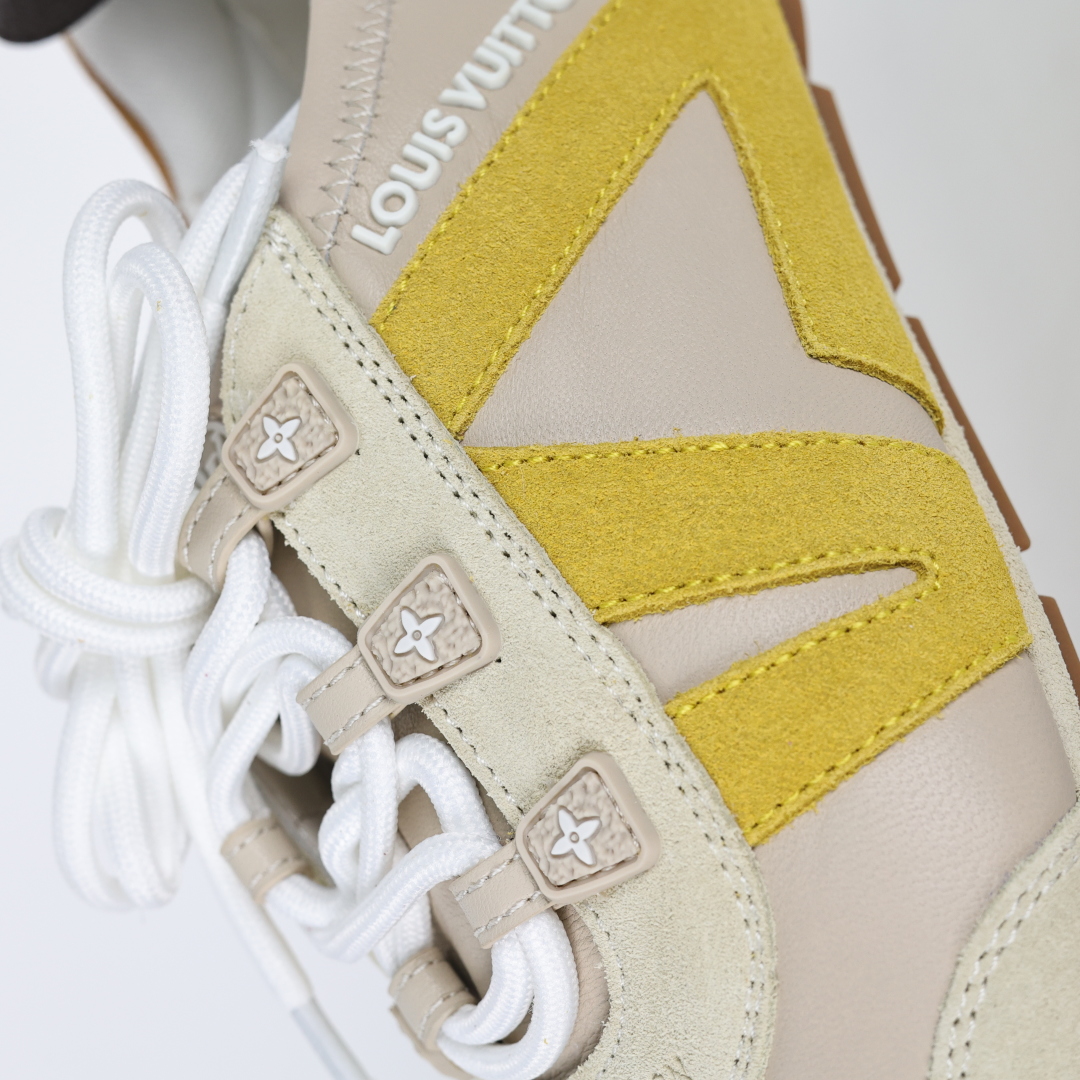 
LV SNEAKERWA 芭蕾运动鞋 革勾勒绒面牛皮革饰边，再以mono grammar  帆布抒写侧