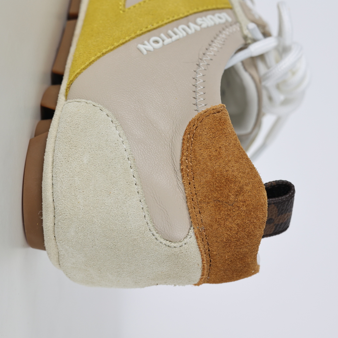 
LV SNEAKERWA 芭蕾运动鞋 革勾勒绒面牛皮革饰边，再以mono grammar  帆布抒写侧