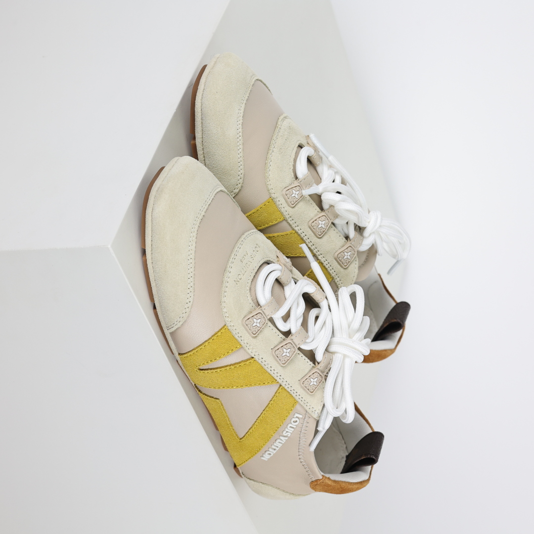 
LV SNEAKERWA 芭蕾运动鞋 革勾勒绒面牛皮革饰边，再以mono grammar  帆布抒写侧
