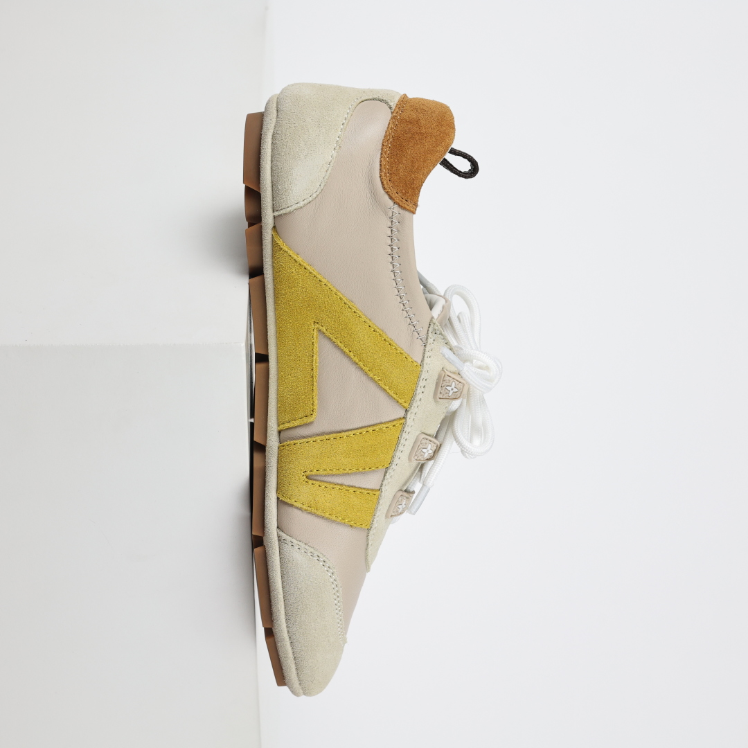 
LV SNEAKERWA 芭蕾运动鞋 革勾勒绒面牛皮革饰边，再以mono grammar  帆布抒写侧