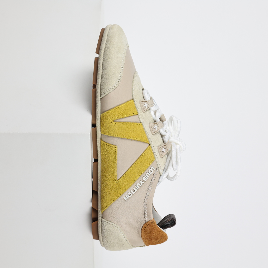 
LV SNEAKERWA 芭蕾运动鞋 革勾勒绒面牛皮革饰边，再以mono grammar  帆布抒写侧