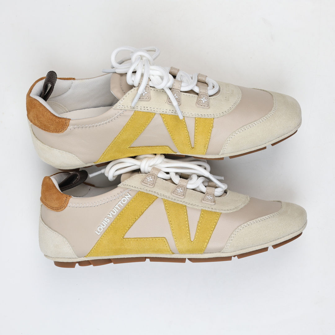 
LV SNEAKERWA 芭蕾运动鞋 革勾勒绒面牛皮革饰边，再以mono grammar  帆布抒写侧