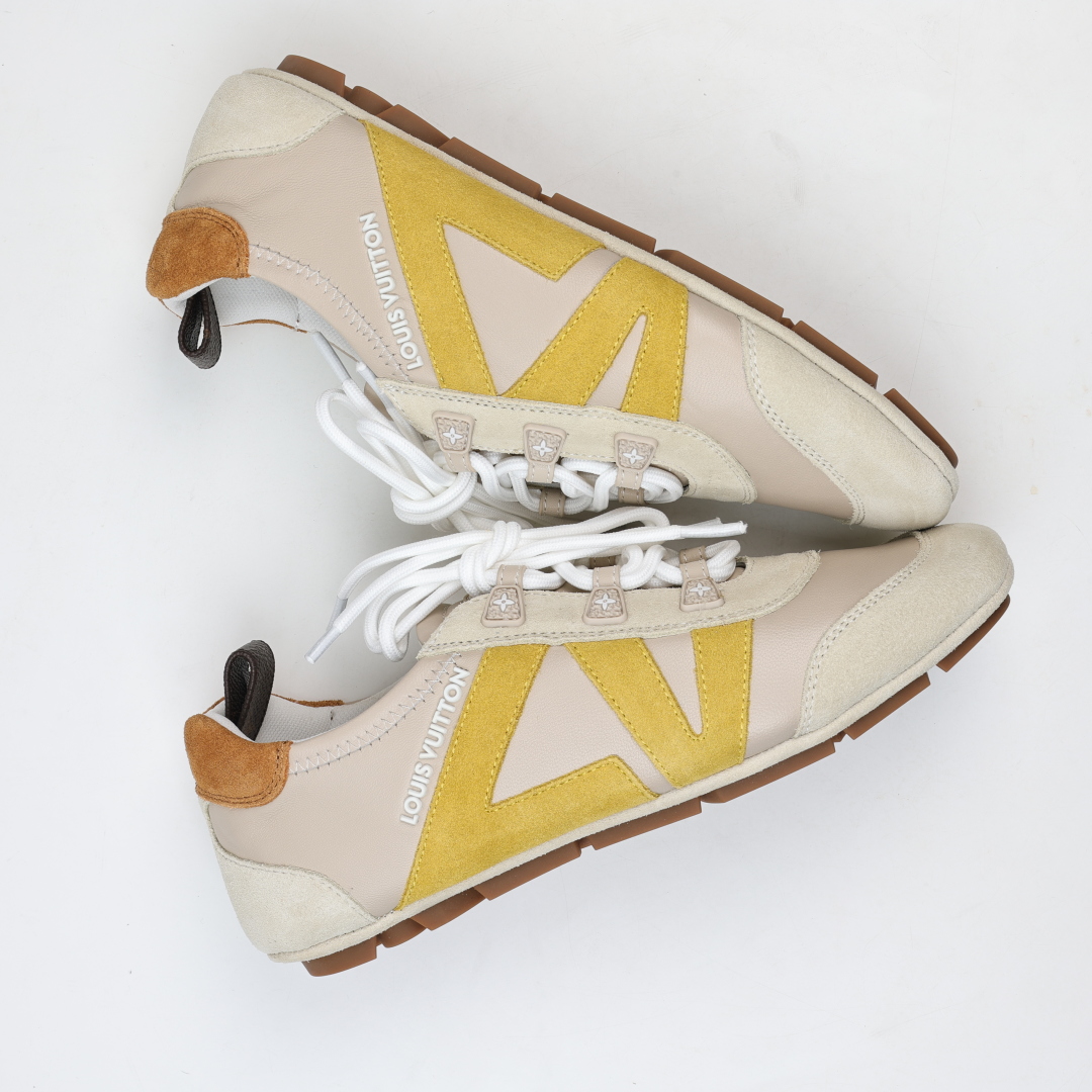 
LV SNEAKERWA 芭蕾运动鞋 革勾勒绒面牛皮革饰边，再以mono grammar  帆布抒写侧
