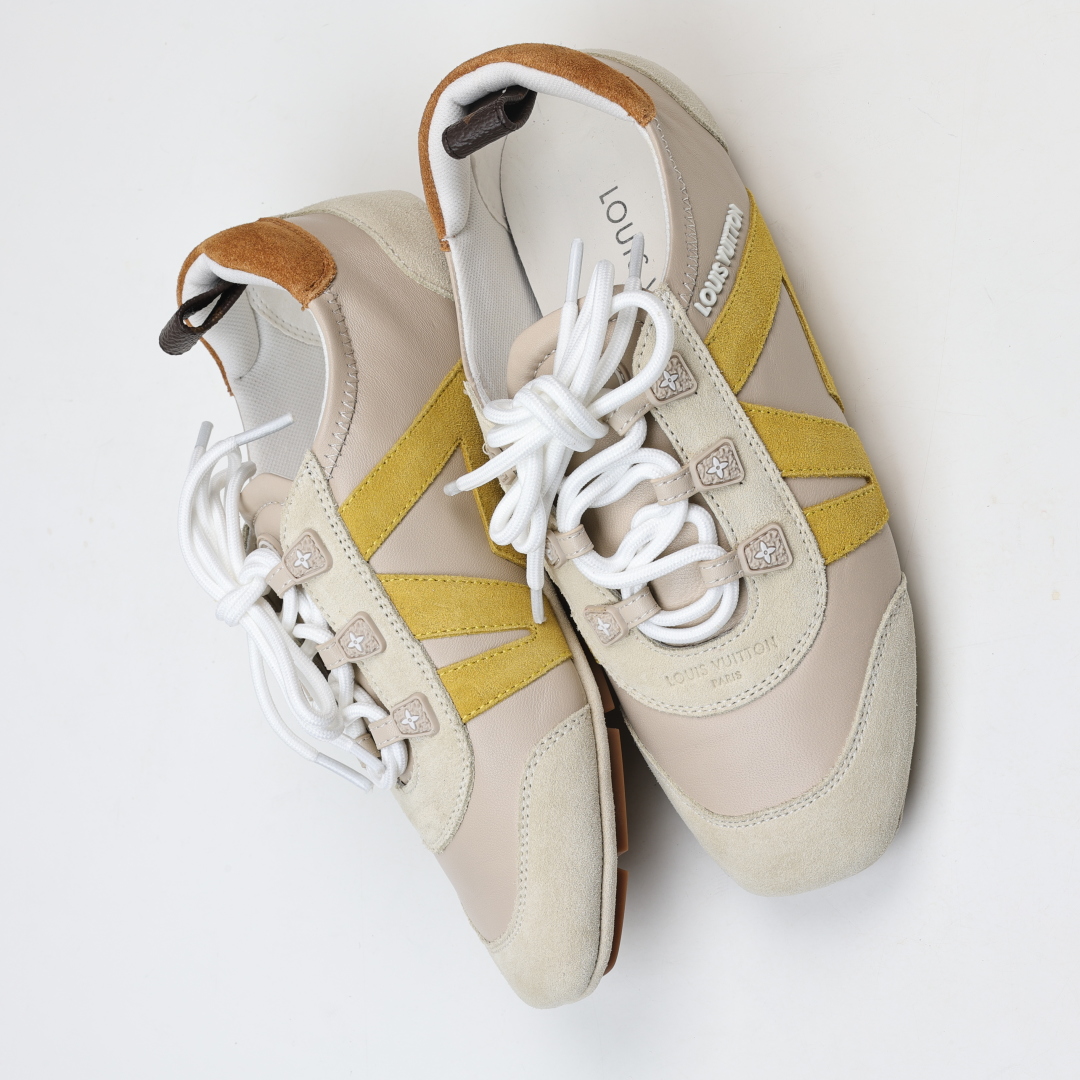 
LV SNEAKERWA 芭蕾运动鞋 革勾勒绒面牛皮革饰边，再以mono grammar  帆布抒写侧
