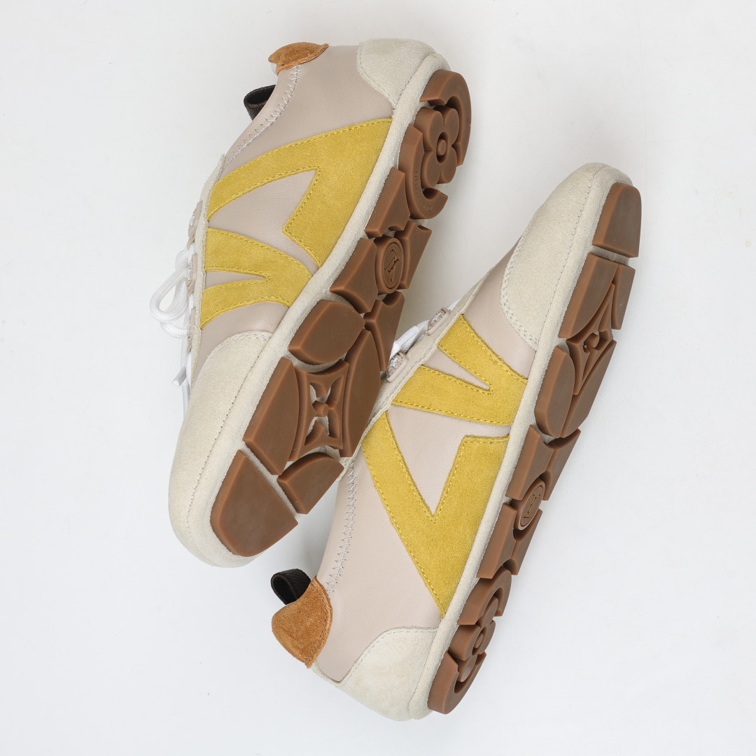 
LV SNEAKERWA 芭蕾运动鞋 革勾勒绒面牛皮革饰边，再以mono grammar  帆布抒写侧