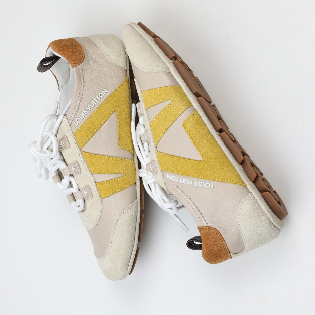 
LV SNEAKERWA 芭蕾运动鞋 革勾勒绒面牛皮革饰边，再以mono grammar  帆布抒写侧