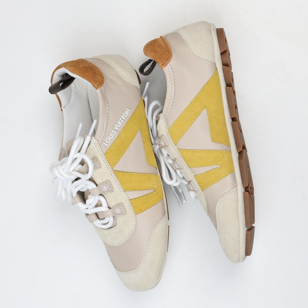 
LV SNEAKERWA 芭蕾运动鞋 革勾勒绒面牛皮革饰边，再以mono grammar  帆布抒写侧