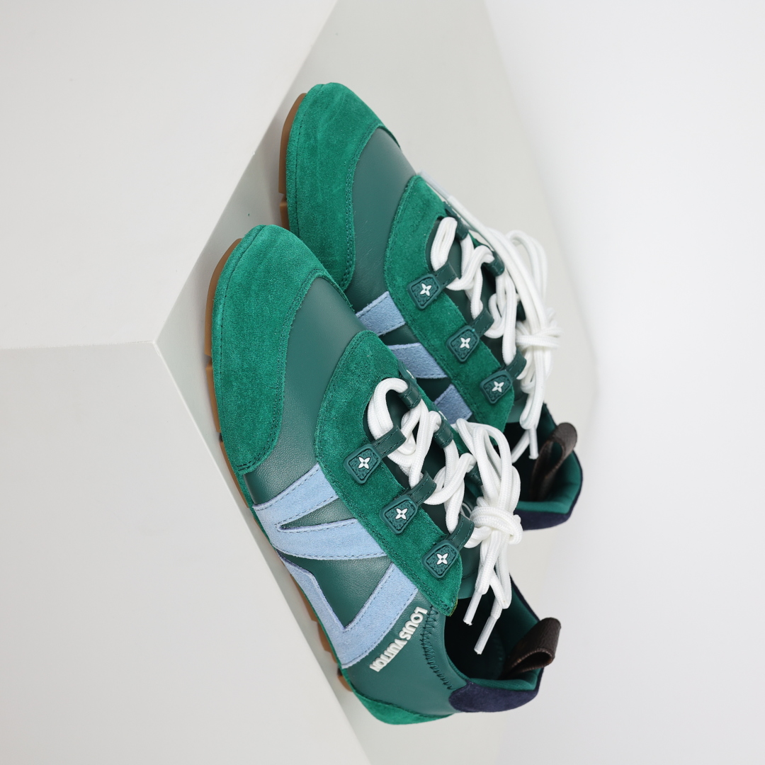 
LV SNEAKERWA 芭蕾运动鞋 革勾勒绒面牛皮革饰边，再以mono grammar  帆布抒写侧