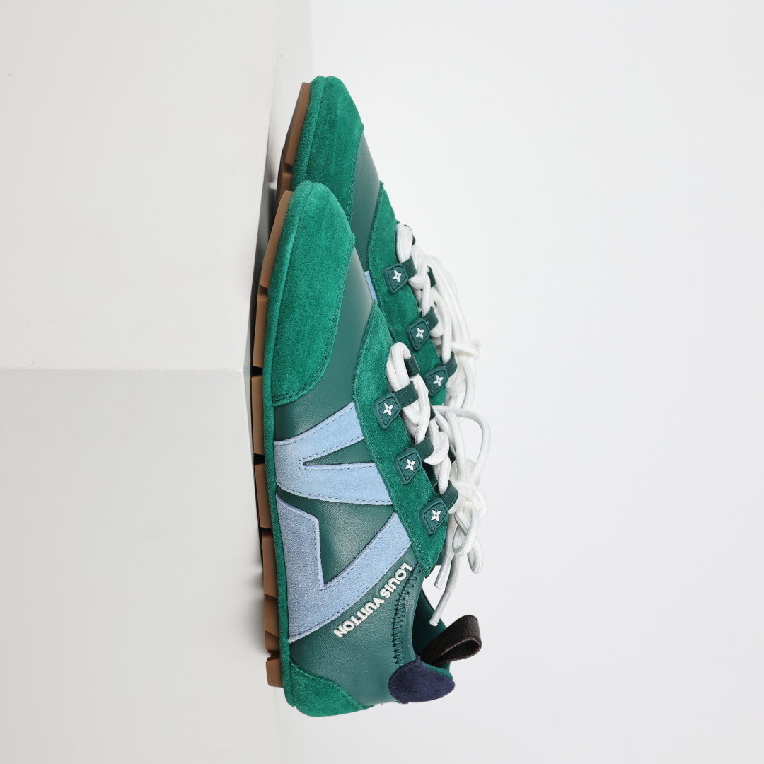 
LV SNEAKERWA 芭蕾运动鞋 革勾勒绒面牛皮革饰边，再以mono grammar  帆布抒写侧