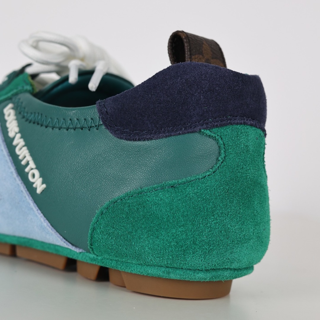
LV SNEAKERWA 芭蕾运动鞋 革勾勒绒面牛皮革饰边，再以mono grammar  帆布抒写侧