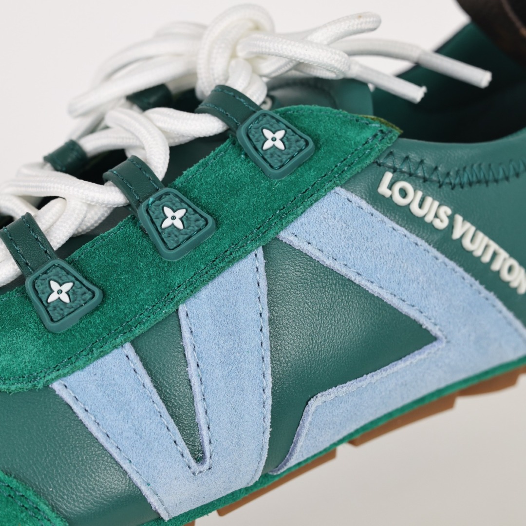 
LV SNEAKERWA 芭蕾运动鞋 革勾勒绒面牛皮革饰边，再以mono grammar  帆布抒写侧