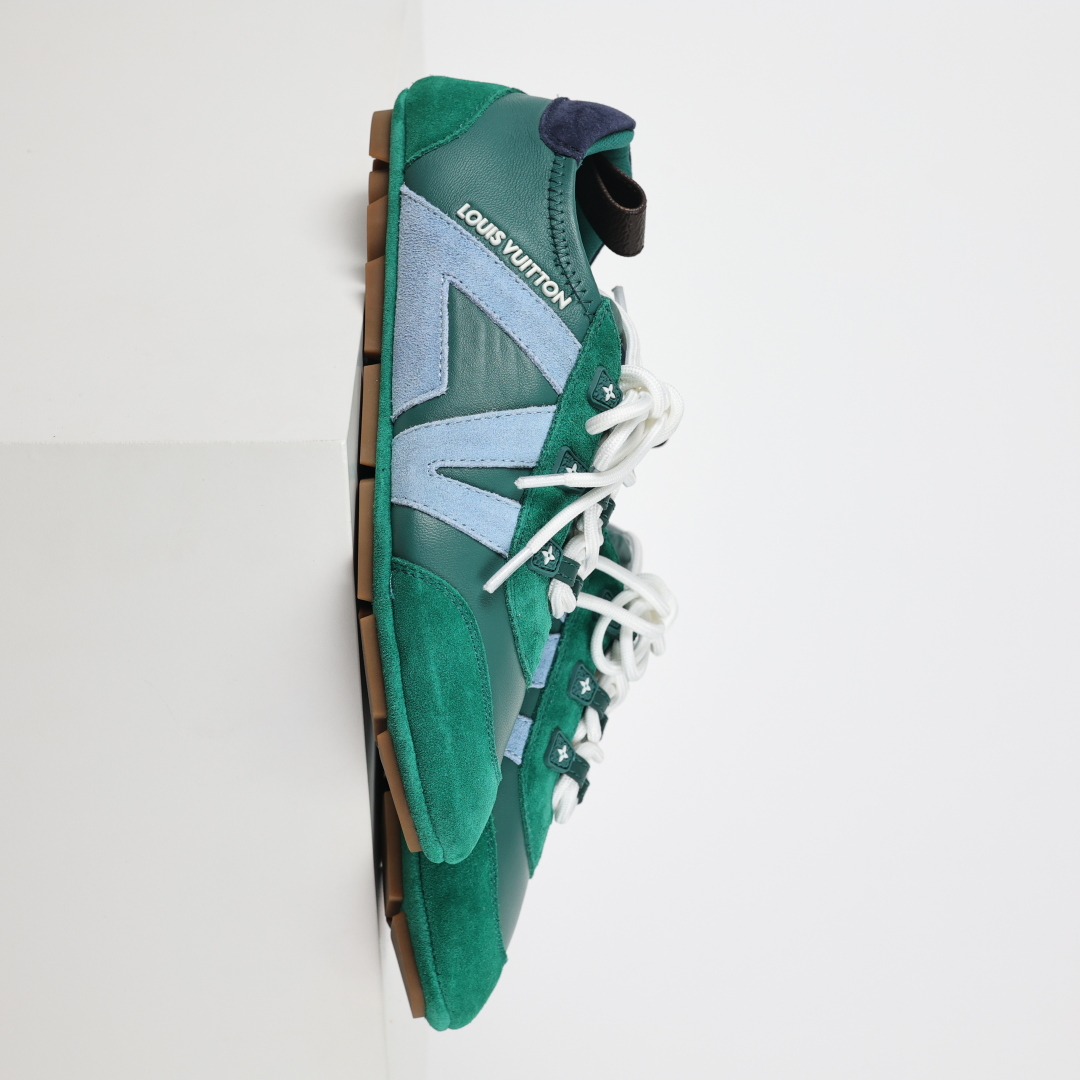 
LV SNEAKERWA 芭蕾运动鞋 革勾勒绒面牛皮革饰边，再以mono grammar  帆布抒写侧
