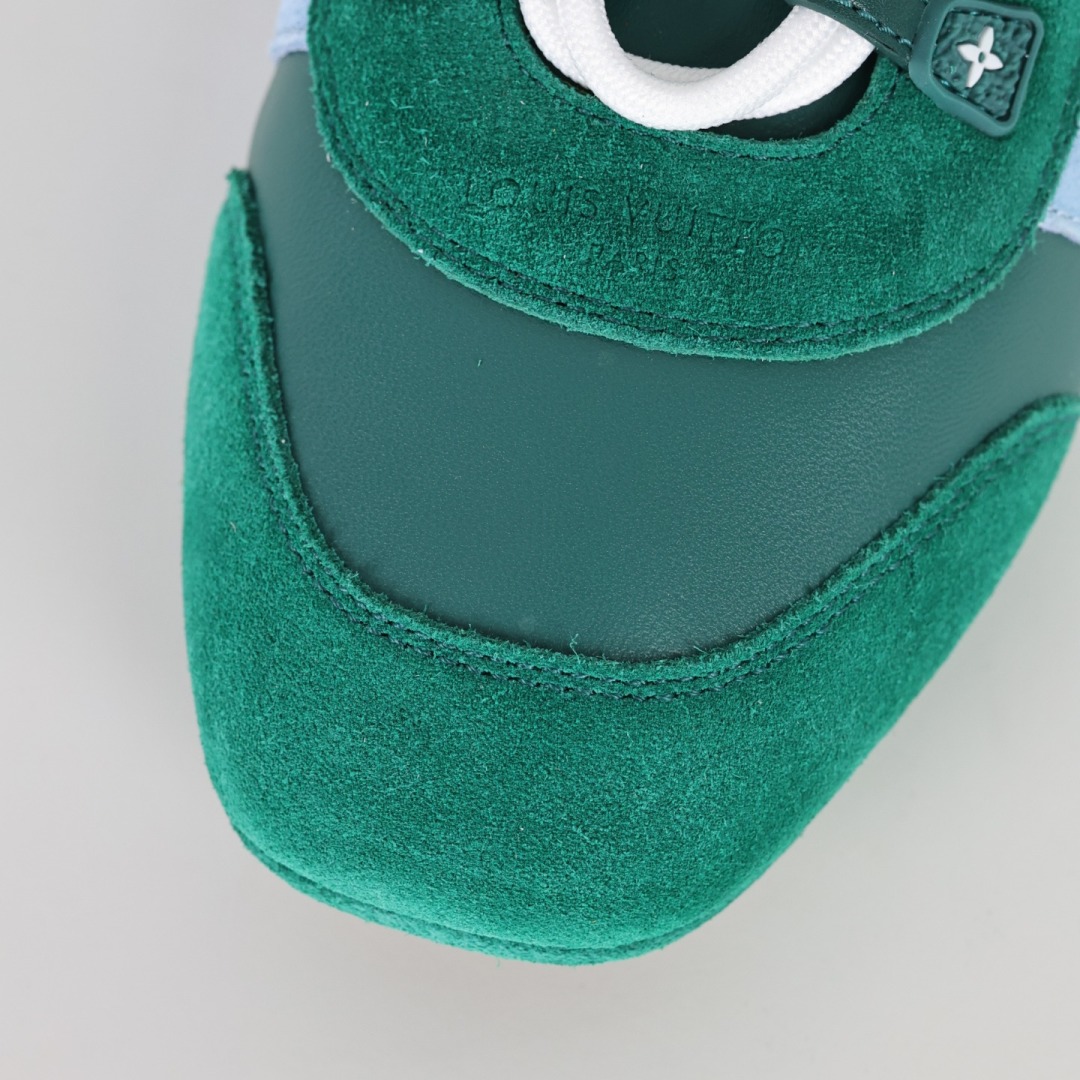 
LV SNEAKERWA 芭蕾运动鞋 革勾勒绒面牛皮革饰边，再以mono grammar  帆布抒写侧