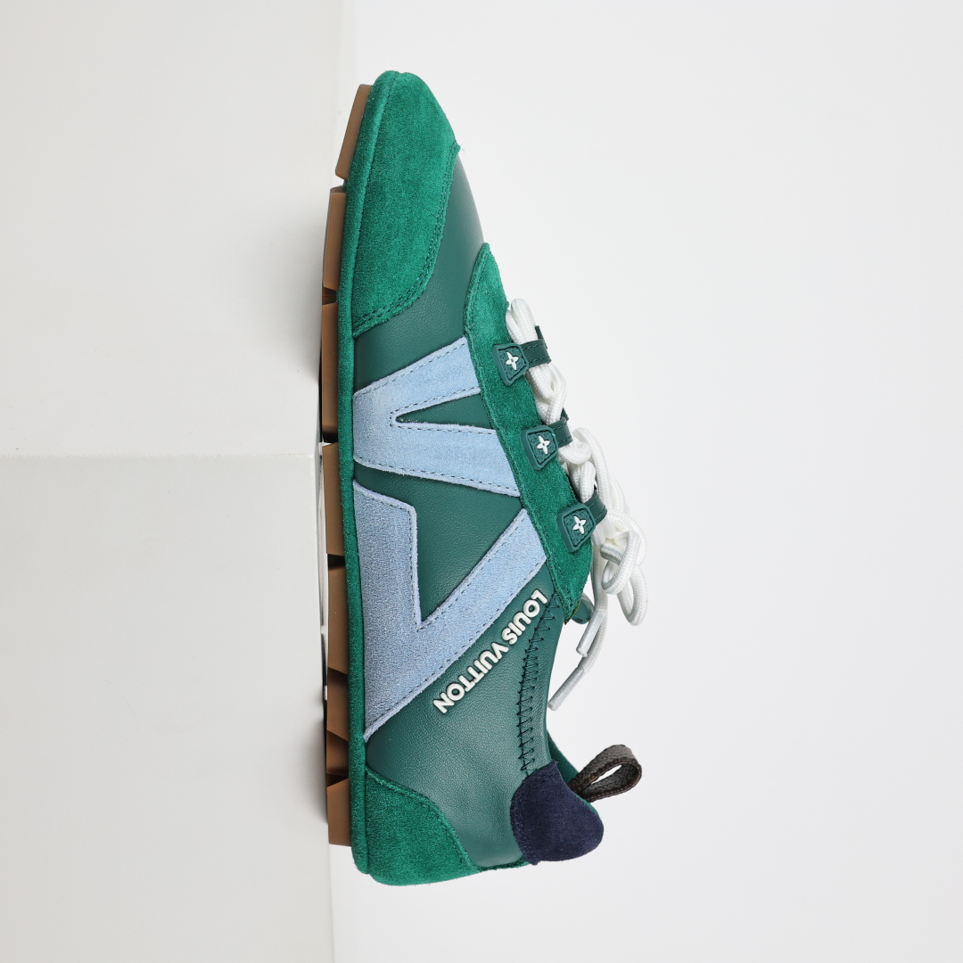 
LV SNEAKERWA 芭蕾运动鞋 革勾勒绒面牛皮革饰边，再以mono grammar  帆布抒写侧